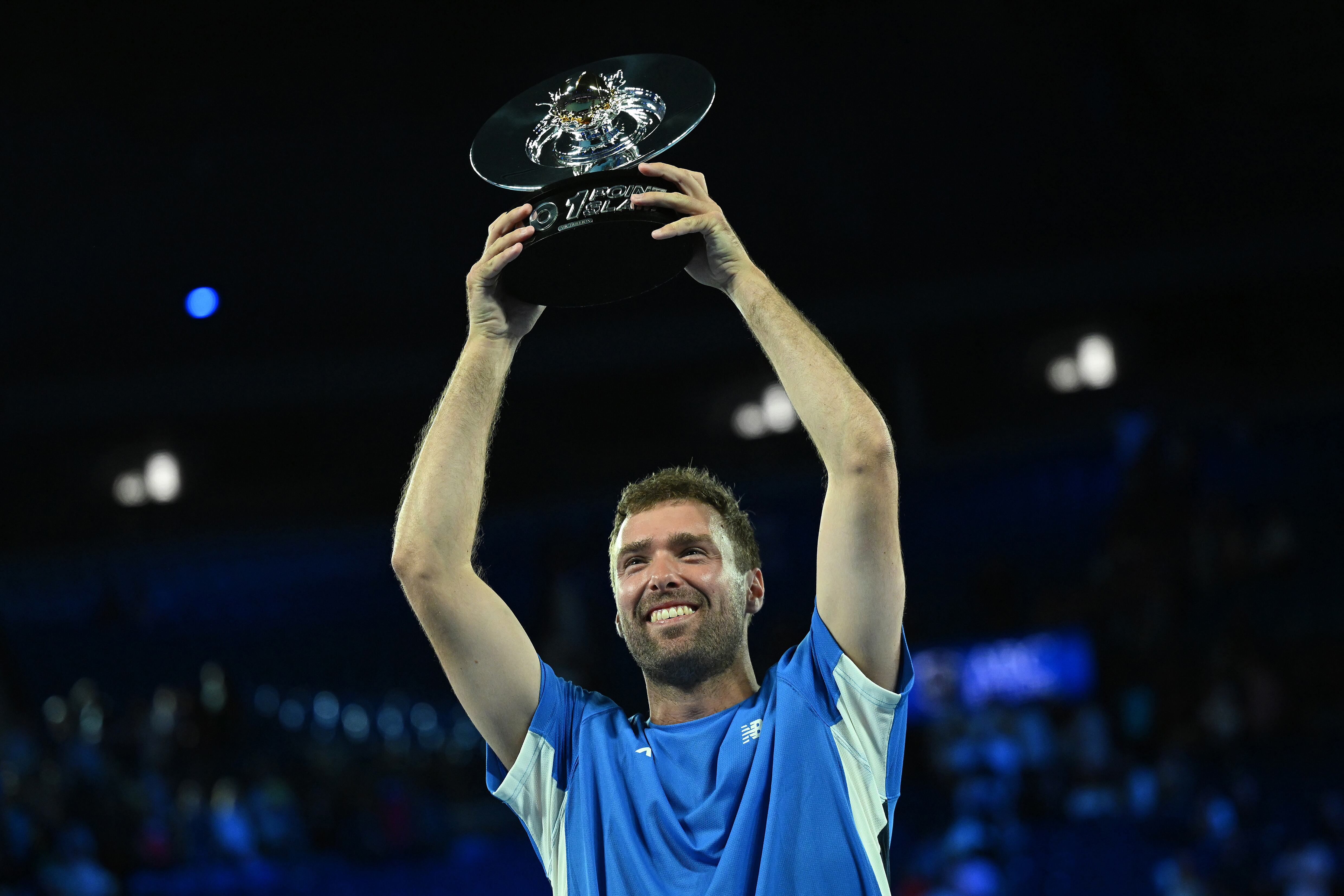 Melbourne (Australia), 14/01/2026.- Jordan Smith of New South Wales reacts while holding the trophy after defeating Joanna Garland of Taiwan to win the 1 Point Slam event during the Australian Open Opening Week at Rod Laver Arena in Melbourne, Australia, 14 January 2026. (Tenis, Jordania) EFE/EPA/JAMES ROSS AUSTRALIA AND NEW ZEALAND OUT