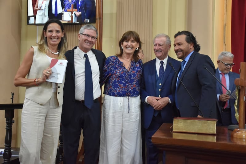 La libertaria María Elena Davisds junto a Sáenz