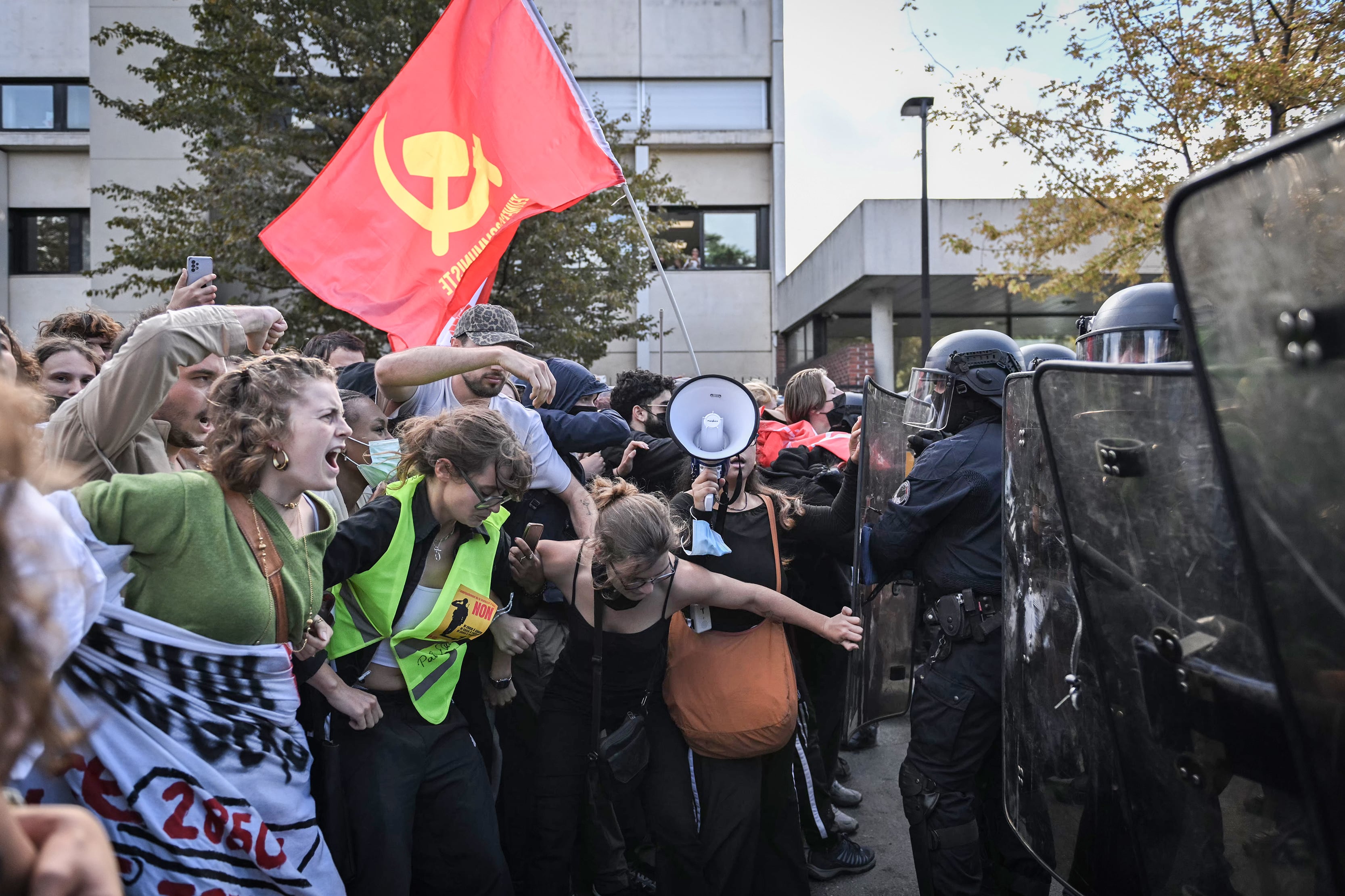 PARIS (France), 01/10/2026.- Clashes occur between riot police and demonstrators during a high school students' protest against education conditions in Saint-Denis, north of Paris,