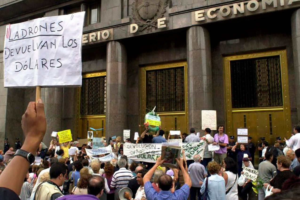 ARCHIVO 
   corralito  2001  ministerio   economia