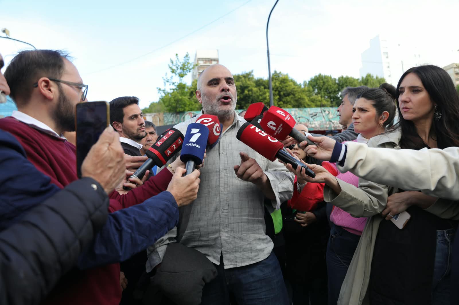 Conferencia de  Claudio Dellecarbonara, metrodelegado detenido por la policía de la ciudad.