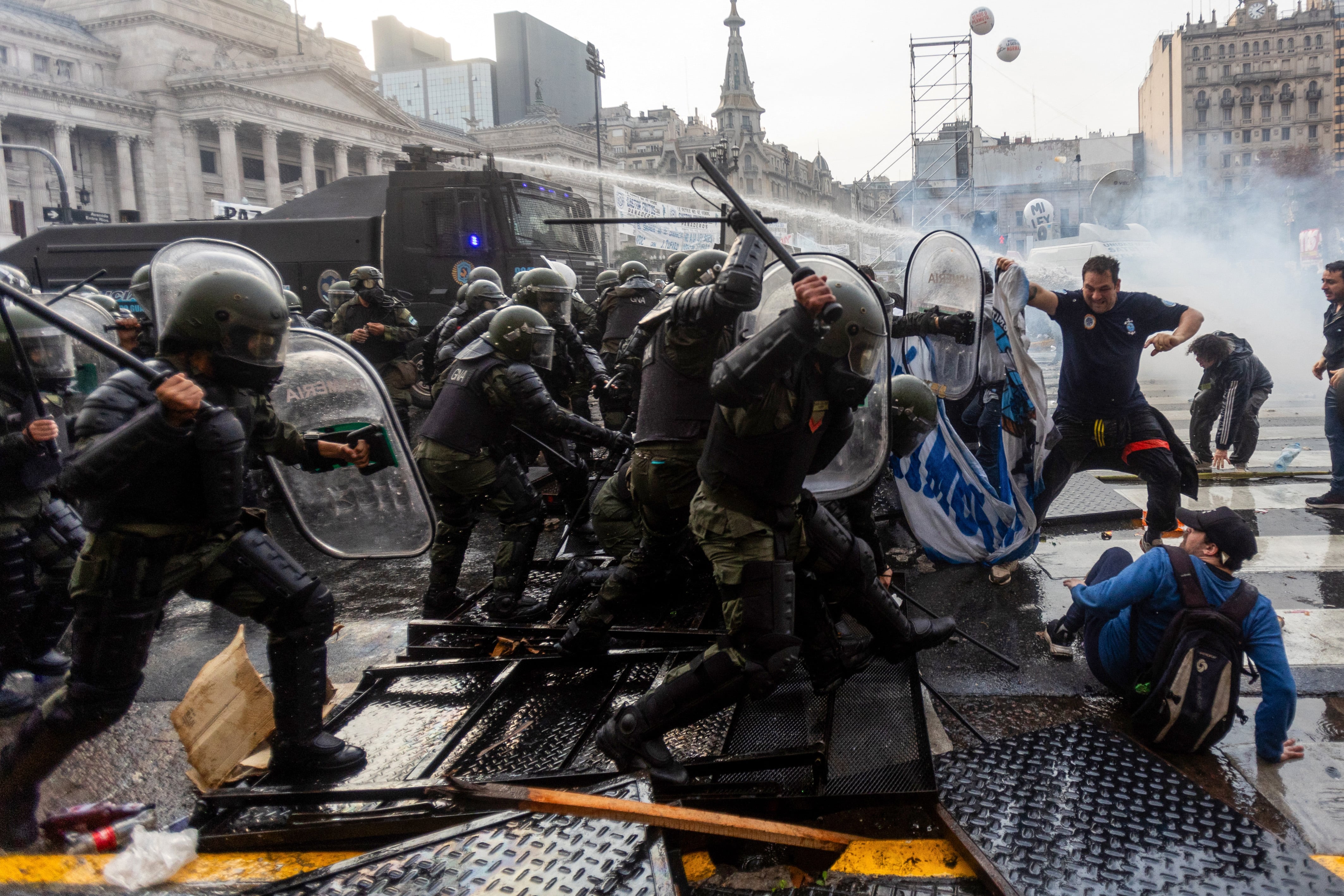 Manifestantes se enfrentan a la policía antidisturbios frente al Congreso Nacional en Buenos Aires el 12 de junio de 2024. Los senadores argentinos están discutiendo un paquete de reforma clave para el presidente de ultraderecha Javier Milei, en una sesión marcada por huelgas y manifestaciones frente al Congreso.