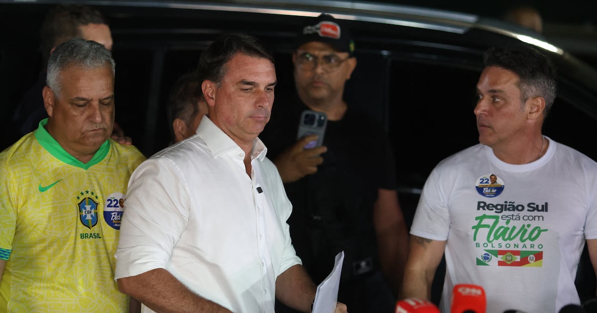 El partido de Flávio Bolsonaro reconoció la victoria de Lula da Silva