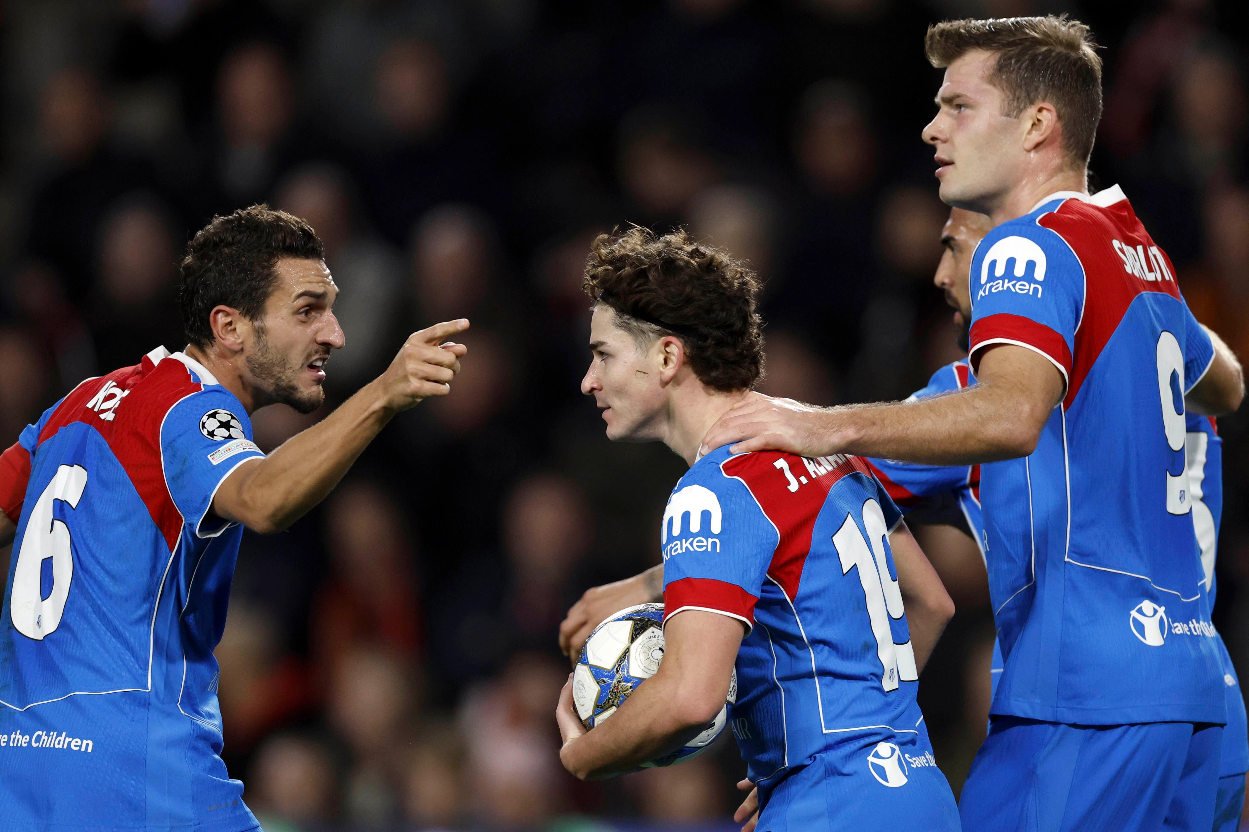 epa12581566 (l-r) Koke of Atletico de Madrid, Julian Alvarez of Atletico de Madrid, Alexander Sorloth of Atletico de Madrid celebrate the 1-1 goal during the UEFA Champions League match between PSV Eindhoven and Atletico Madrid at the Phillips Stadium in Eindhoven, Netherlands, 09 December 2025. EFE/EPA/MAURICE VAN STEEN