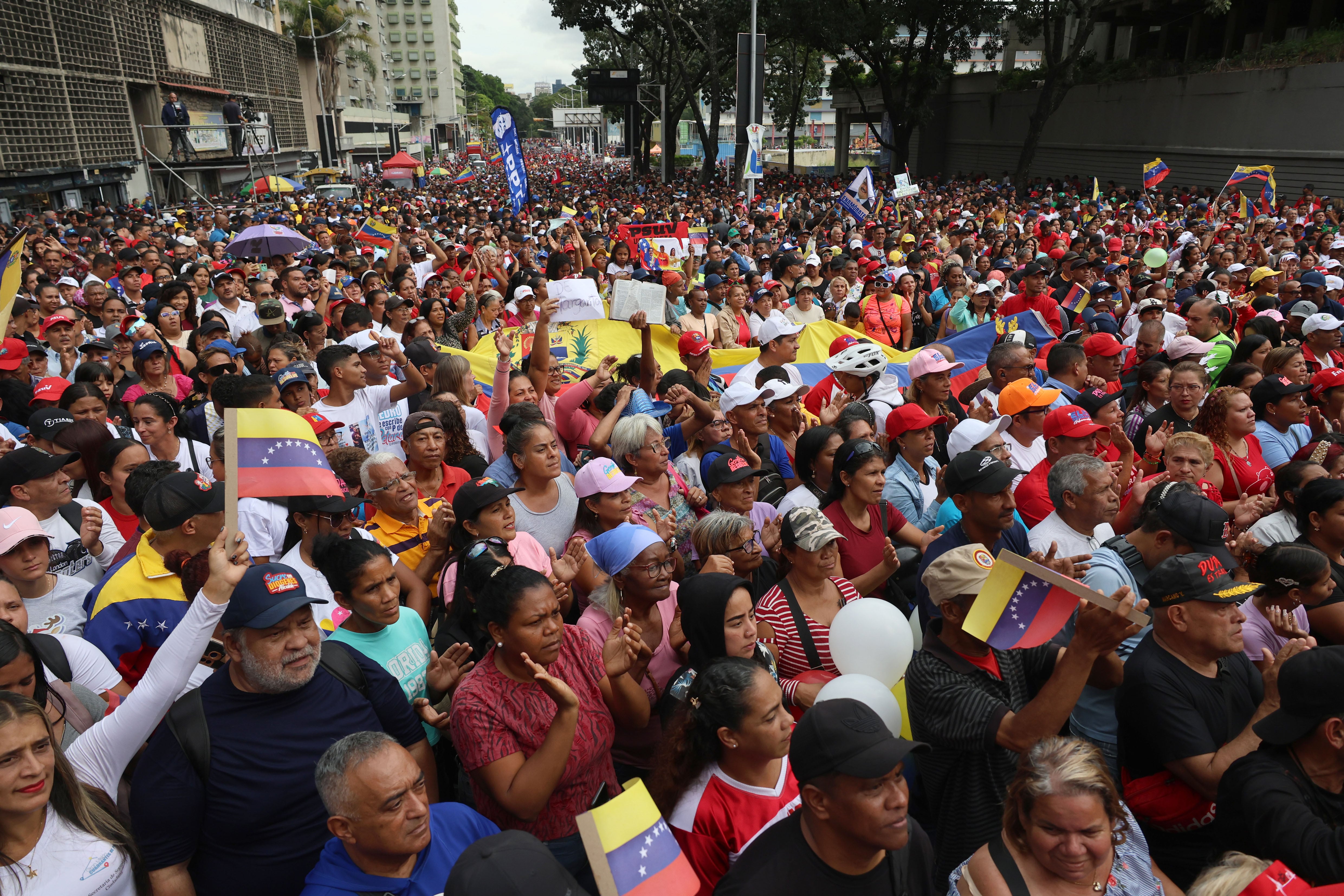 AME4714. CARACAS (VENEZUELA), 01/12/2025.- Simpatizantes del Partido Socialista Unido de Venezuela se manifiestan en el marco de la Lucha Antiimperialista este lunes, en Caracas (Venezuela). Los Comandos de Comunidad Bolivariana de Base Integral se dirigen a su Gran Juramentación. EFE/ Miguel Gutiérrez