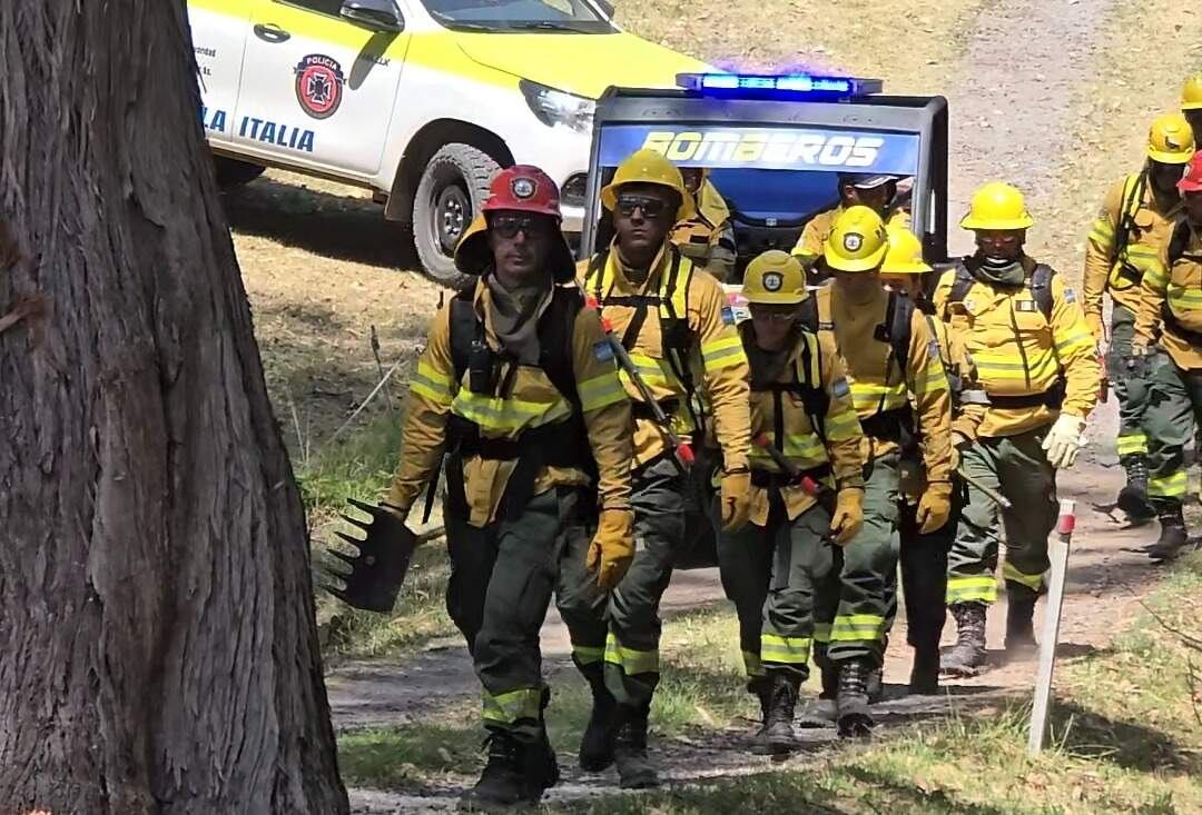 FOTO GENTILEZA 
   patagonia  bomberos  bonaerenses combatiendo   incendio
