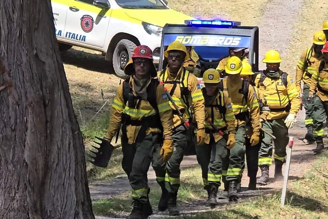 FOTO GENTILEZA
patagonia bomberos bonaerenses combatiendo incendio