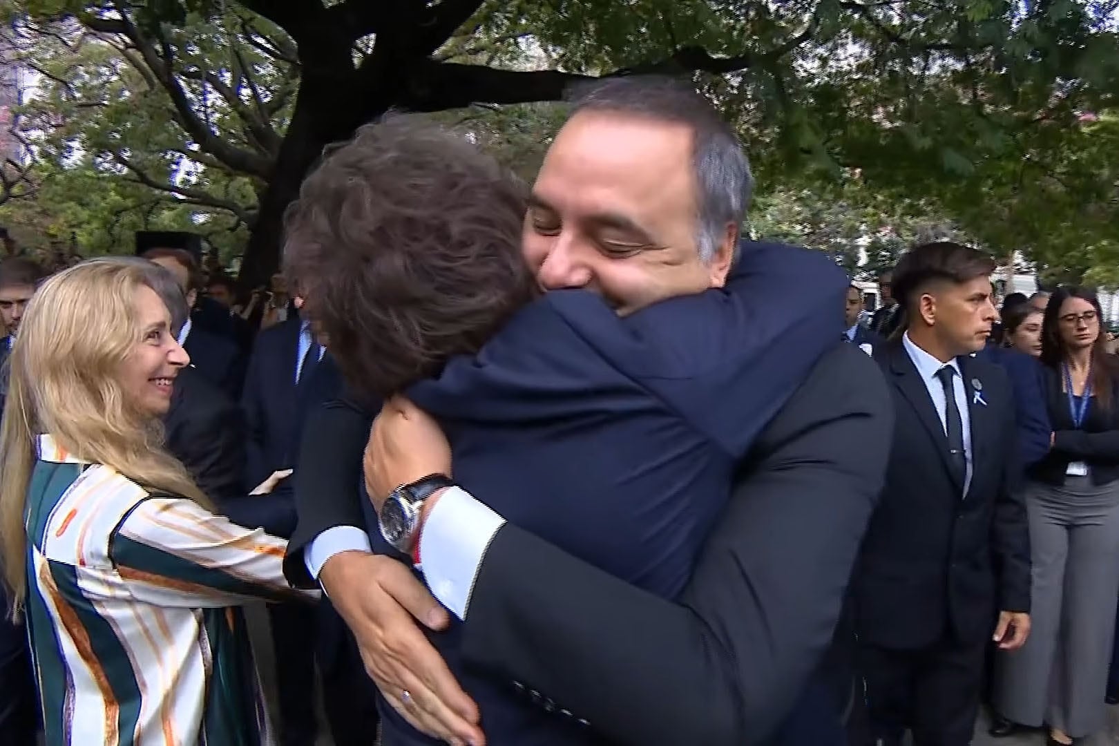 Milei se abraza a Adorni - Página|12
