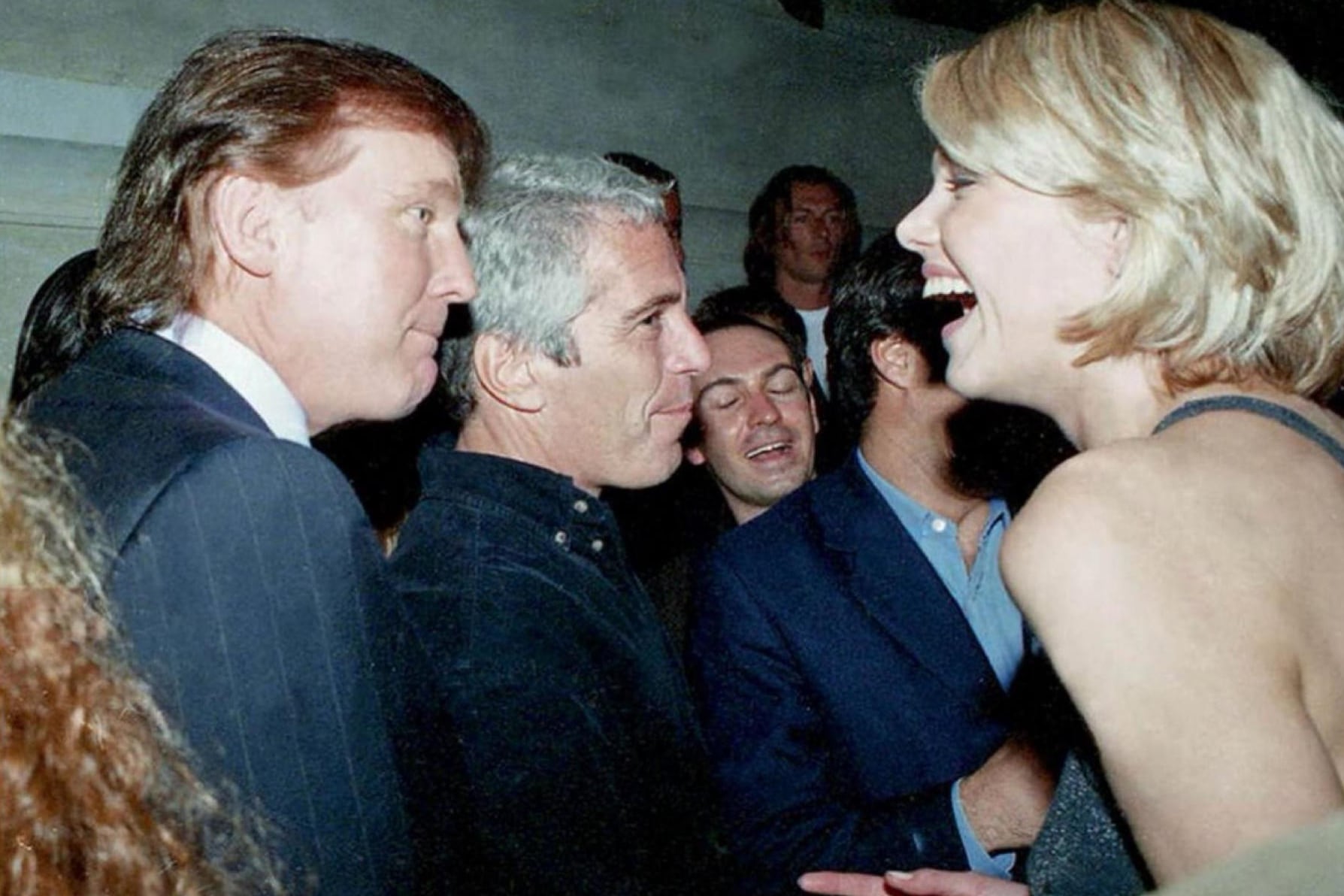 USA7134. WASHINGTON (DC, EEUU), 12/12/2025.- Fotografía sin fecha específica de toma publicada por los demócratas del Comité de Supervisión de la Cámara Baja (Oversight Dems) del presidente de los Estados Unidos, Donald Trump (i), hablando con una mujer junto a Jeffrey Epstein. Los demócratas de la Cámara de Representantes de Estados Unidos publicaron este viernes nuevas fotos relacionadas con el caso del pederasta Jeffrey Epstein en las que aparece Trump rodeado de mujeres así como una de unos preservativos con un dibujo de su cara en el envoltorio.