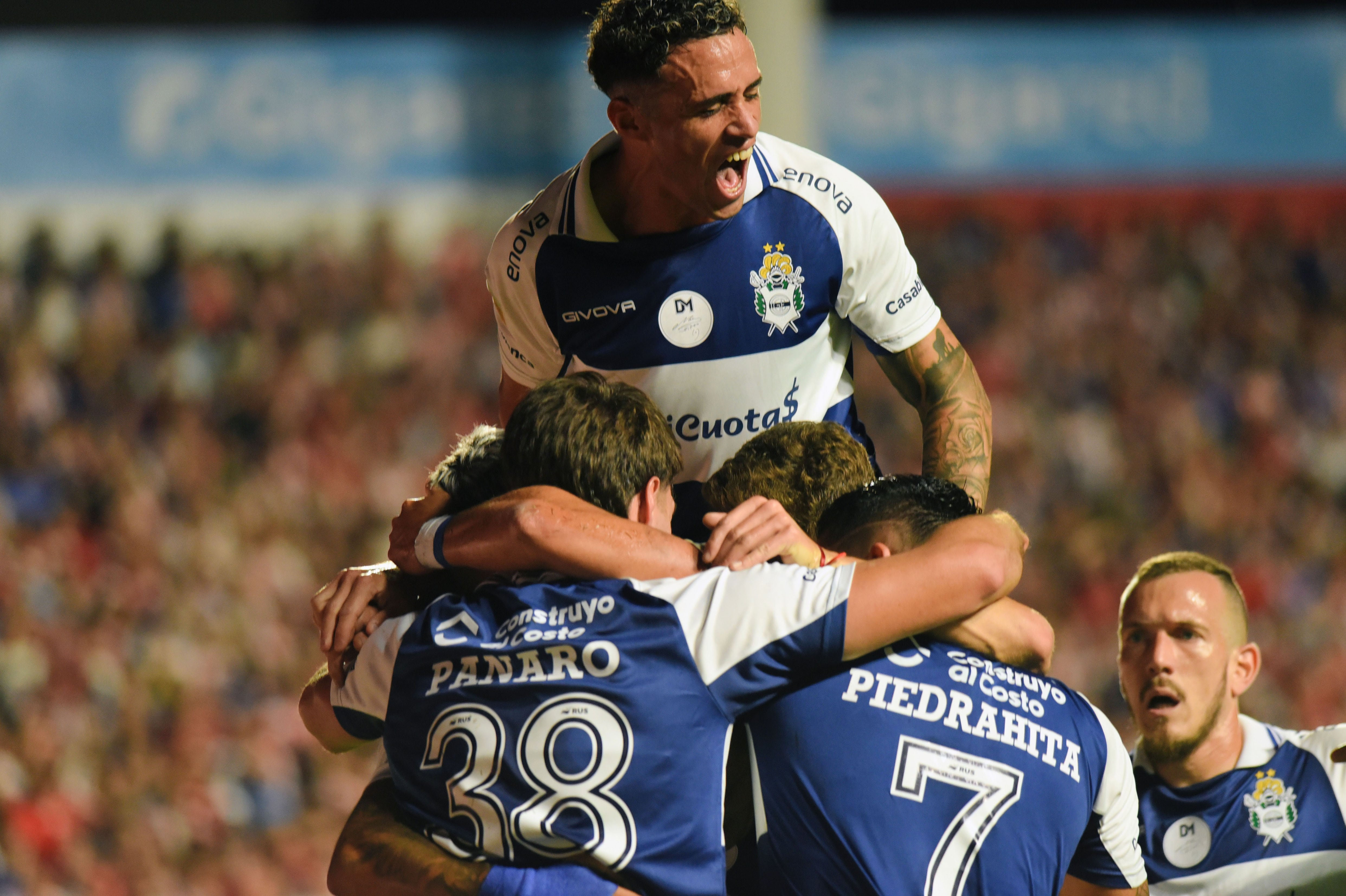 FOTOBAIRES 
   torneo clausura 2025   unión  gimnasia de la plata  octavos  final