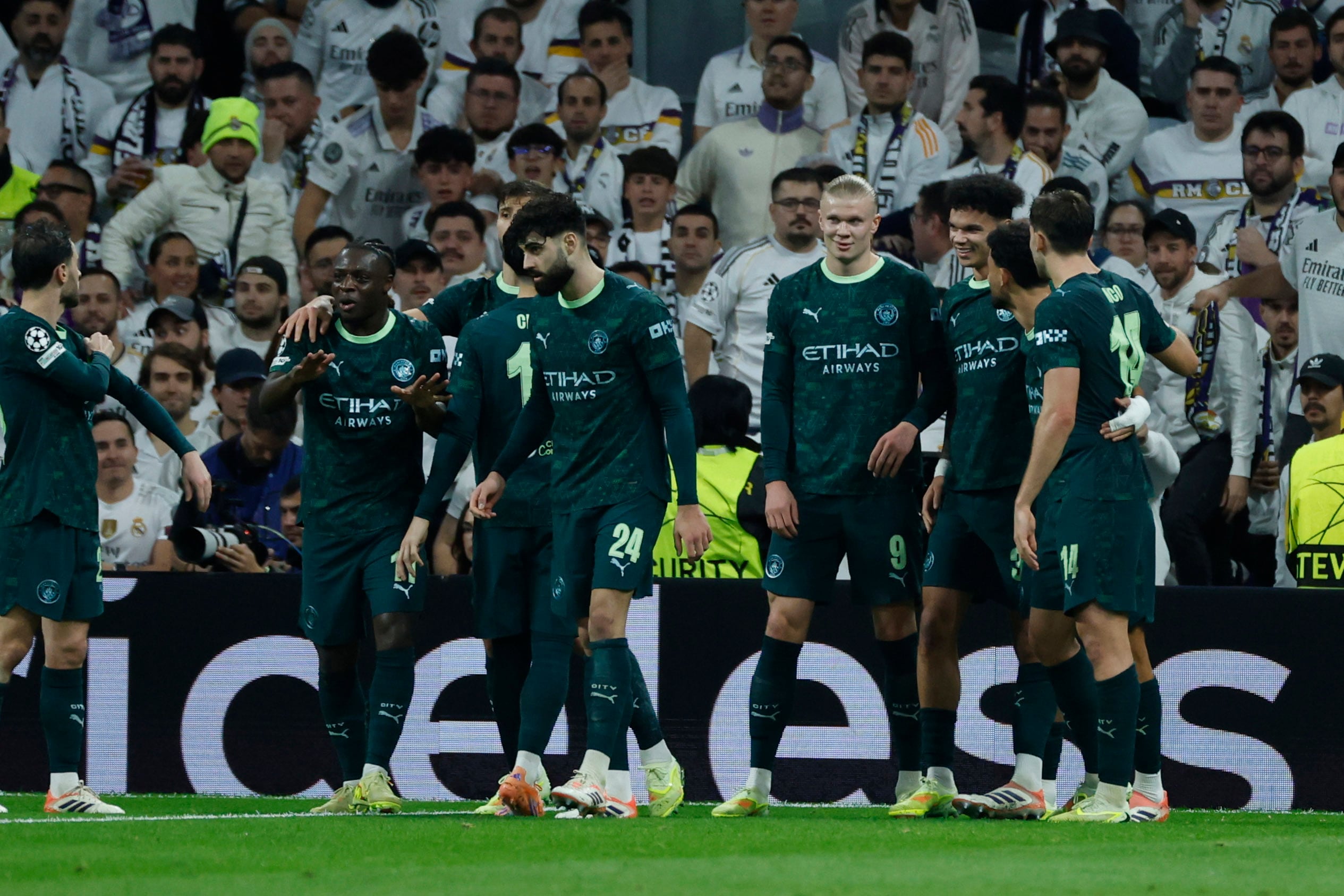 MADRID, 10/12/2025.- El delantero del Manchester City Erling Haaland (c) celebra junto a sus compañeros tras marcar de penati el 1-2 durante el encuentro correspondiente a la fase regular de la Liga de Campeones que disputan este miércoles Real Madrid y Manchester City en el estadio Santiago Bernabéu, en Madrid. EFE/ Juanjo Martín