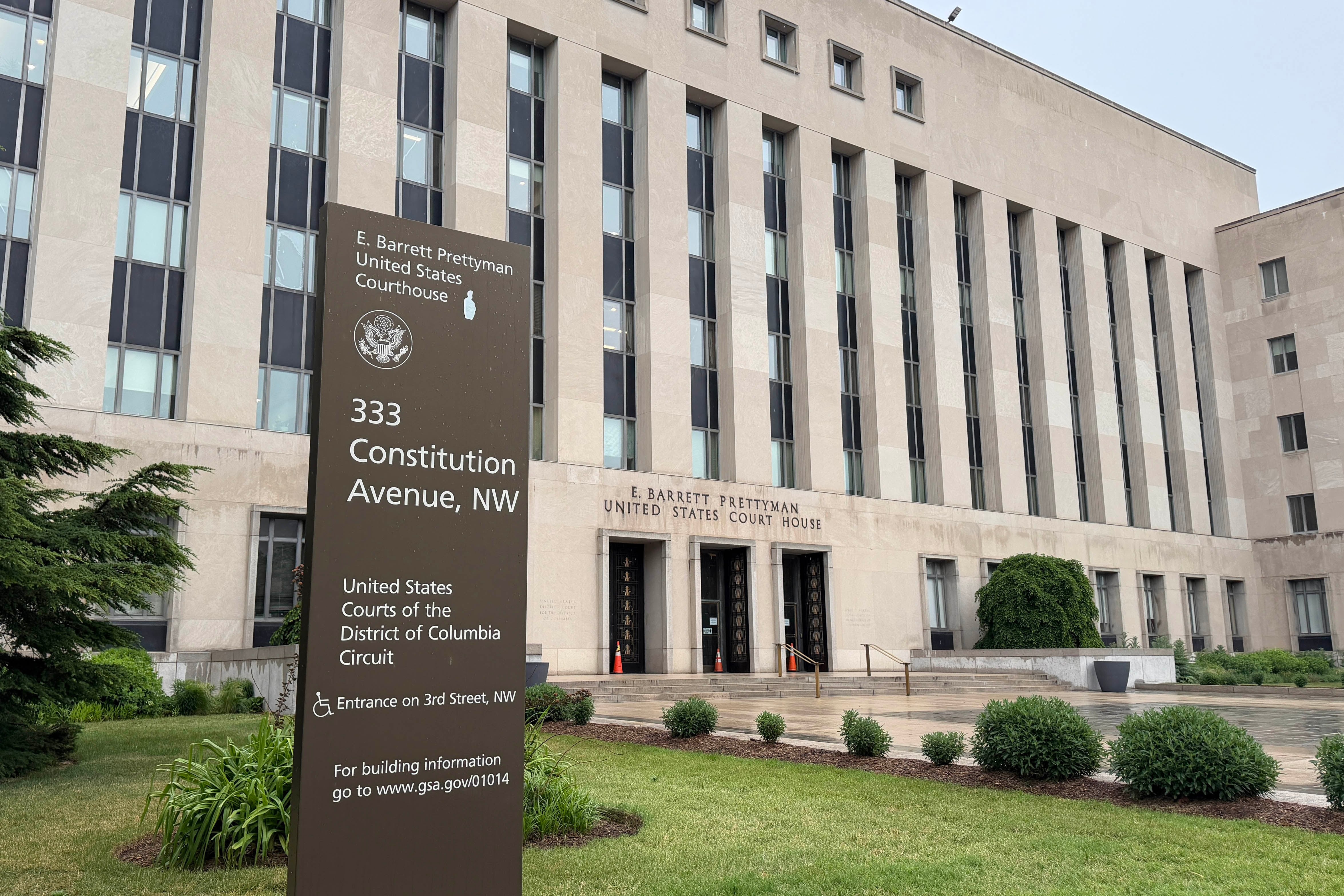 AME948. WASHINGTON (ESTADOS UNIDOS), 11/05/2026.- Fotografía que muestra el edificio del Tribunal Federal E. Barrett Prettyman este lunes, donde Cole Allen, acusado de intentar asesinar al presidente de Estados Unidos, Donald Trump, durante la cena de corresponsales de la Casa Blanca, se declaró no culpable de cuatro cargos federales, en Washington (Estados Unidos). EFE/ Octavio Guzmán