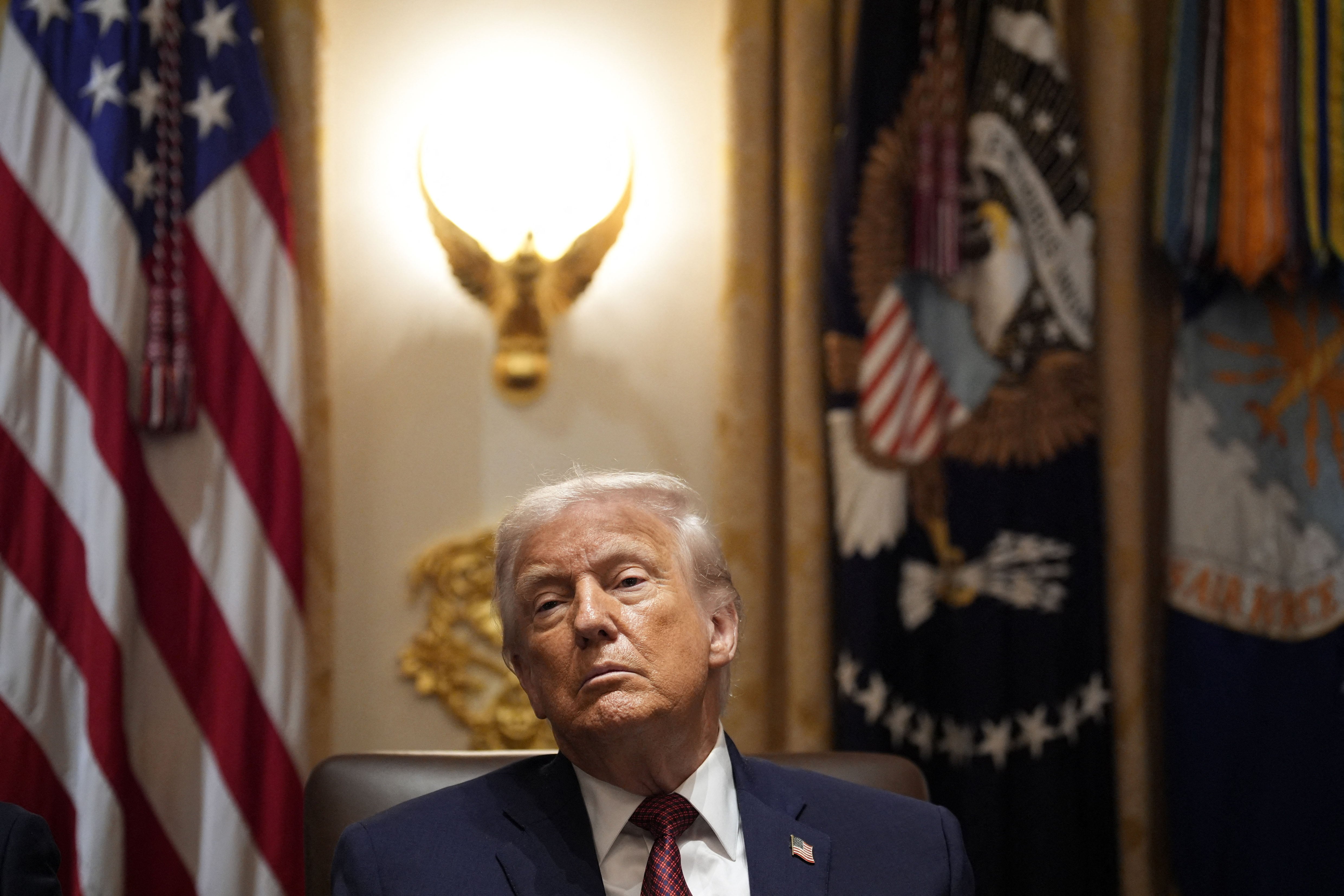 Washington DC (United States), 08/12/2025.- US President Donald Trump during a roundtable in the Cabinet Room at the White House in Washington, DC, USA, 08 December 2025, where he is reportedly expected to announce a 12 billion aid plan for farmers. EFE/EPA/YURI GRIPAS / POOL