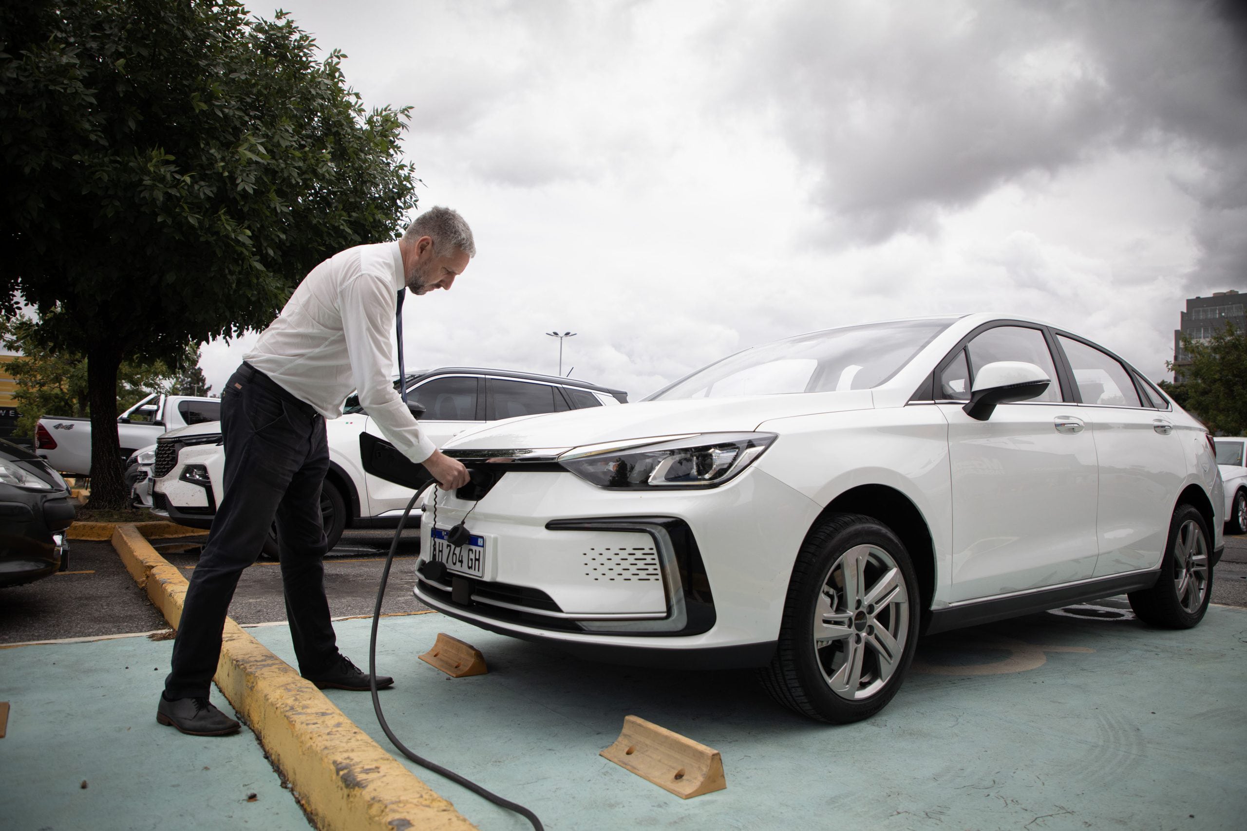 BUENOS AIRES, 15 enero, 2026 (Xinhua) -- Imagen del 10 de enero de 2026 de Alejandro Resnik, usuario de un automóvil eléctrico modelo EU5 de la marca china BAIC, cargando su automóvil en un punto de carga, en la ciudad de Buenos Aires, capital de Argentina. Argentina ha comenzado a dar pasos hacia la electromovilidad de la mano de vehículos eléctricos de origen chino, que empiezan a integrarse a la oferta de movilidad alternativa en el país, ganando presencia y despertando mayor interés entre los usuarios. (Xinhua/Martín Zabala) (mz) (da) (ra) (vf)
