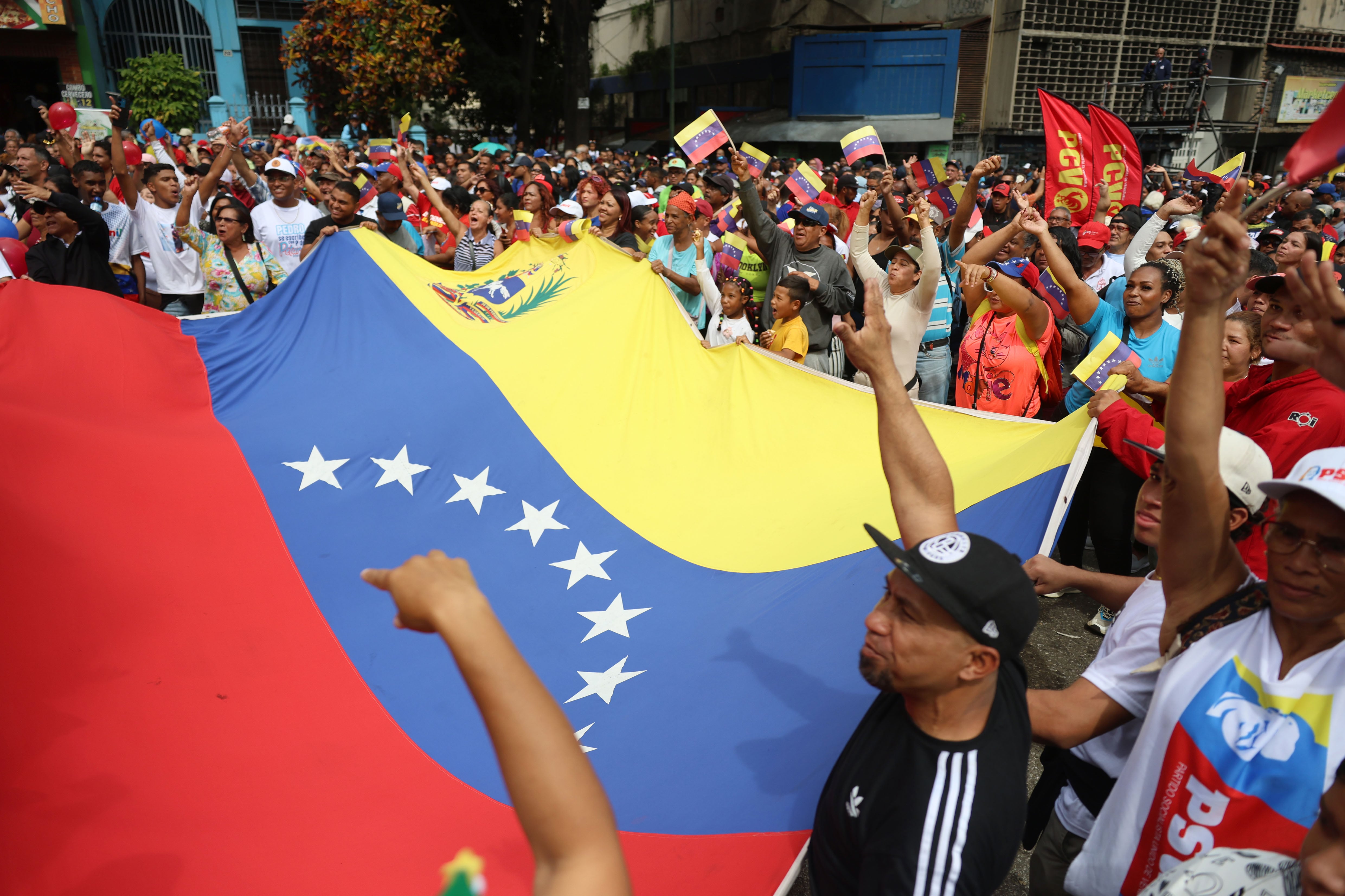 FOTODELDÍA - AME4650. CARACAS (VENEZUELA), 01/12/2025.- Simpatizantes del Partido Socialista Unido de Venezuela se manifiestan en el marco de la Lucha Antiimperialista este lunes, en Caracas (Venezuela). Los Comando de Comunidad Bolivarianos de Base Integral se dirigen a su Gran Juramentación. EFE/Miguel Gutierrez