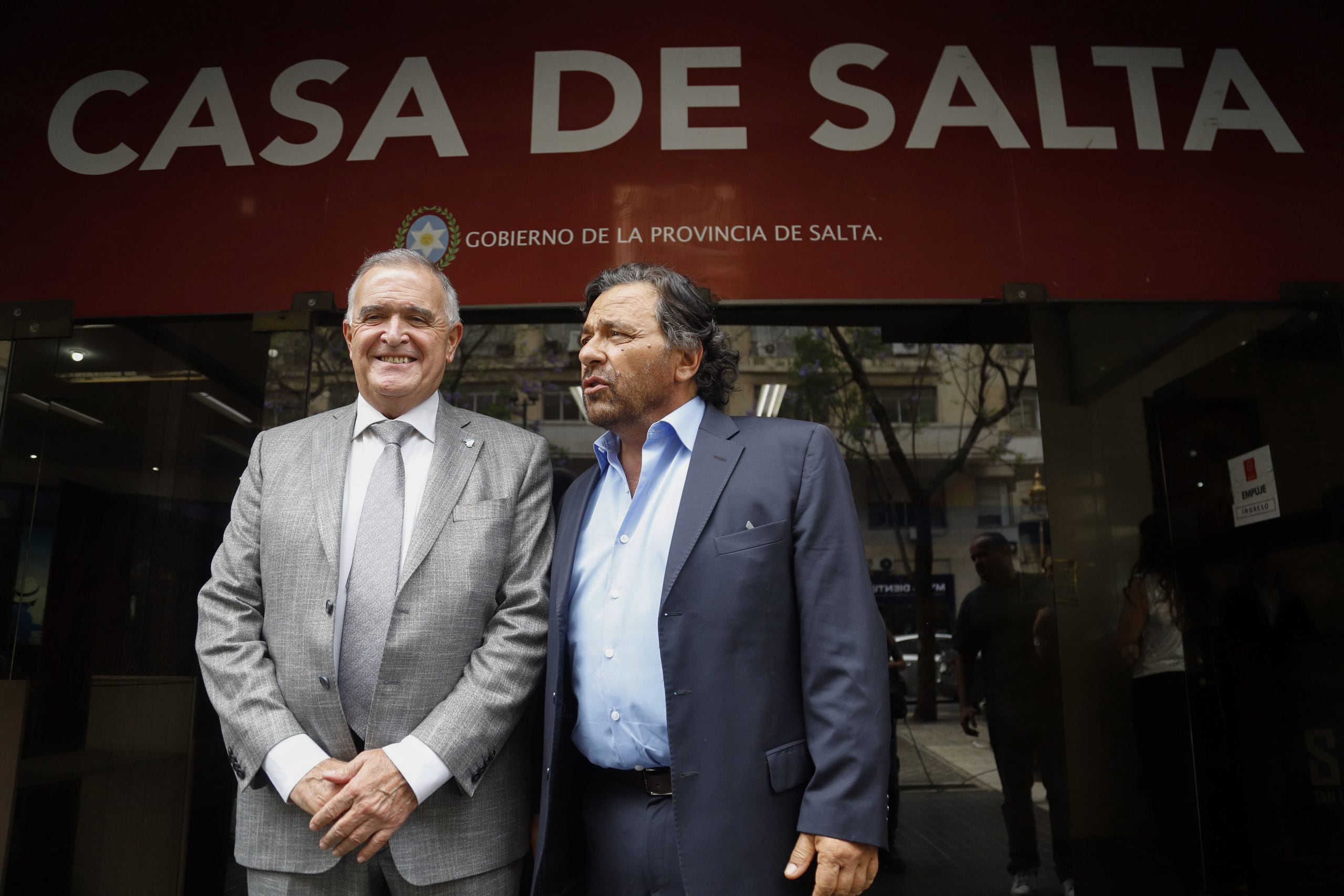 El gobernador de Salta Gustavo Sáenz y de Tucuman Osvaldo Jaldo, al llegar a la casa de Salta