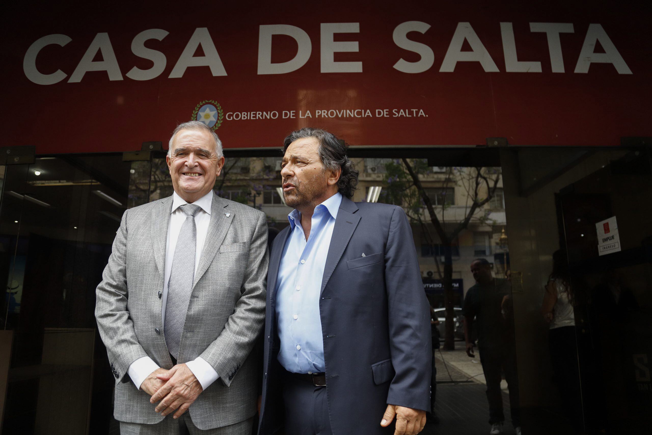 El gobernador de Salta Gustavo Sáenz y de Tucuman Osvaldo Jaldo, al llegar a la casa de Salta