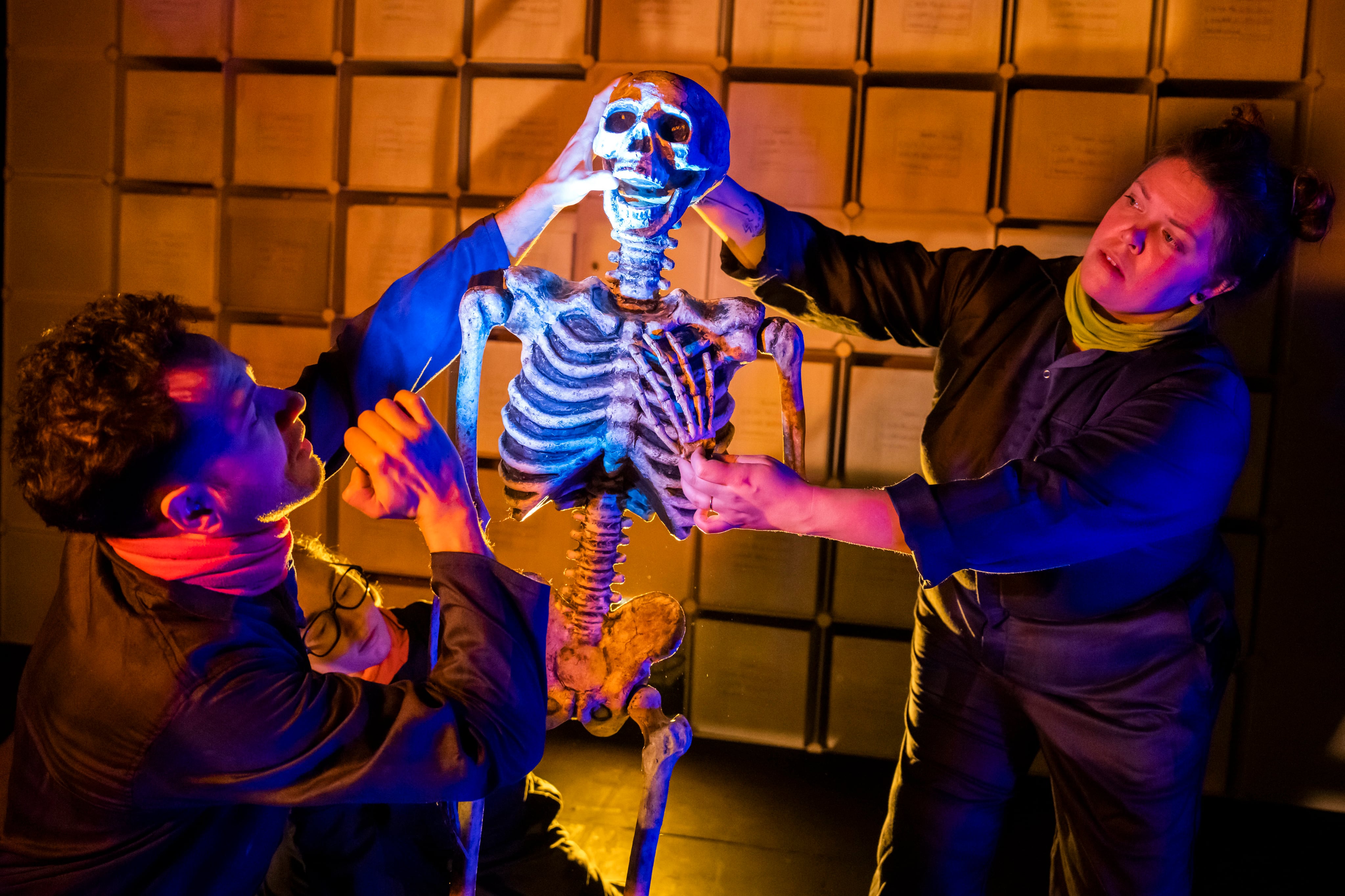 Una escena de Rewind de Ephemeral Ensemble @ New Diorama Theatre
(Apertura 01-02-2024)
©Tristram Kenton 01-24
(3 Raveley Street, LONDRES NW5 2HX TEL 0207 267 5550 Mob 07973 617 355)email: tristram@tristramkenton.com