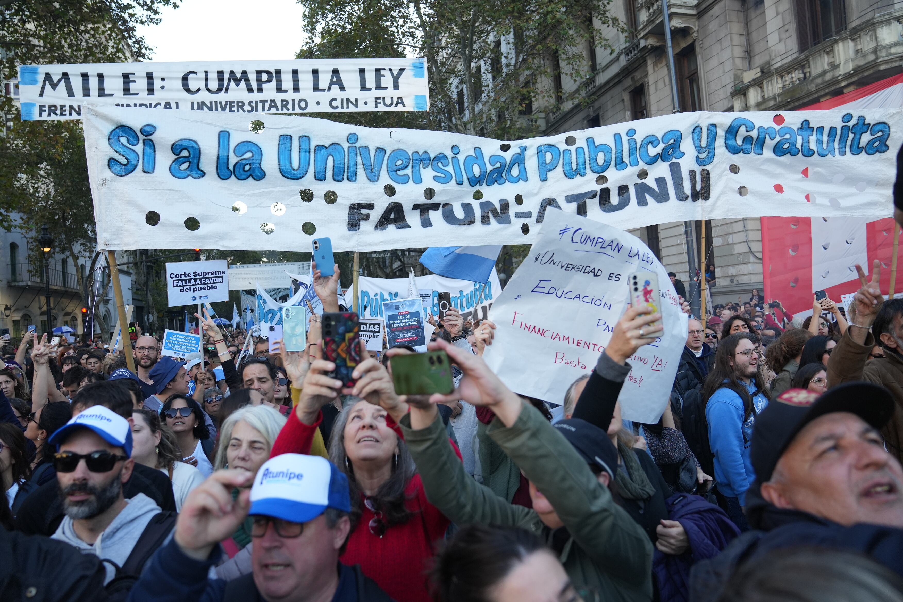 Masiva marcha universitaria para reclamar al gobierno que cumpla con la ley de financiamiento – Página|12