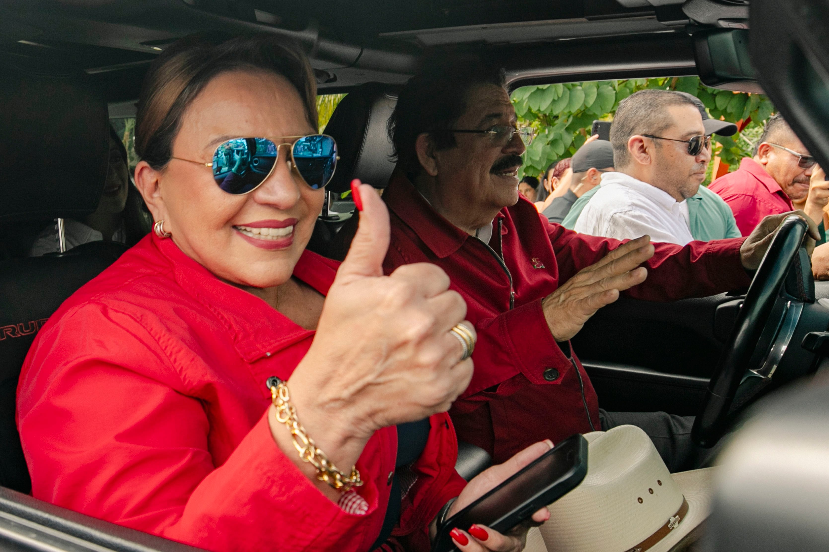 AME4507. CATACAMAS (HONDURAS), 30/11/2025.- Fotografía cedida por la Casa Presidencial de Honduras que muestra la presidenta de Honduras, Xiomara Castro (i), junto a su esposo y expresidente Manuel Zelaya a su llegada a un centro de votación este domingo, en Catacamas (Honduras). Xiomara Castro sufragó señaló que ejerciendo el voto los hondureños demuestran "soberanía". EFE/ Casa Presidencial de Honduras  /SOLO USO EDITORIAL NO VENTAS /SOLO DISPONIBLE PARA ILUSTRAR LA NOTICIA QUE ACOMPAÑA (CRÉDITO OBLIGATORIO)