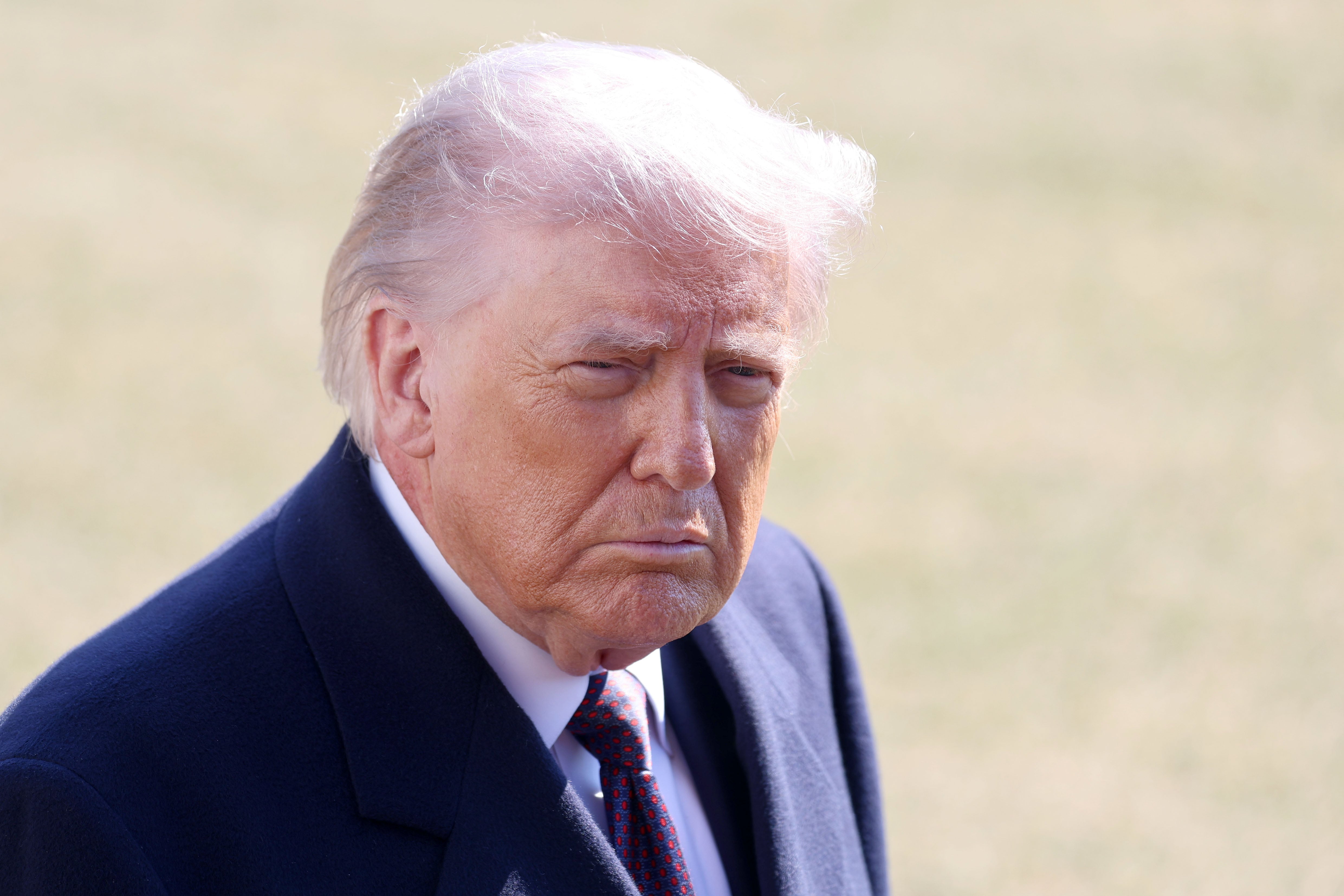 AMDEP1616. WASHINGTON (ESTADOS UNIDOS), 27/02/2026.- El presidente de Estados Unidos, Donald Trump, habla este viernes en la Casa Blanca, en Washington (EE.UU.). Trump manifestó su malestar con el hecho de que el expresidente Bill Clinton haya tenido que declarar hoy sobre sus vínculos con el pederasta Jeffrey Epstein ante el Congreso, después de que legisladores demócratas exigieran también el testimonio del republicano. EFE/ Octavio Guzmán