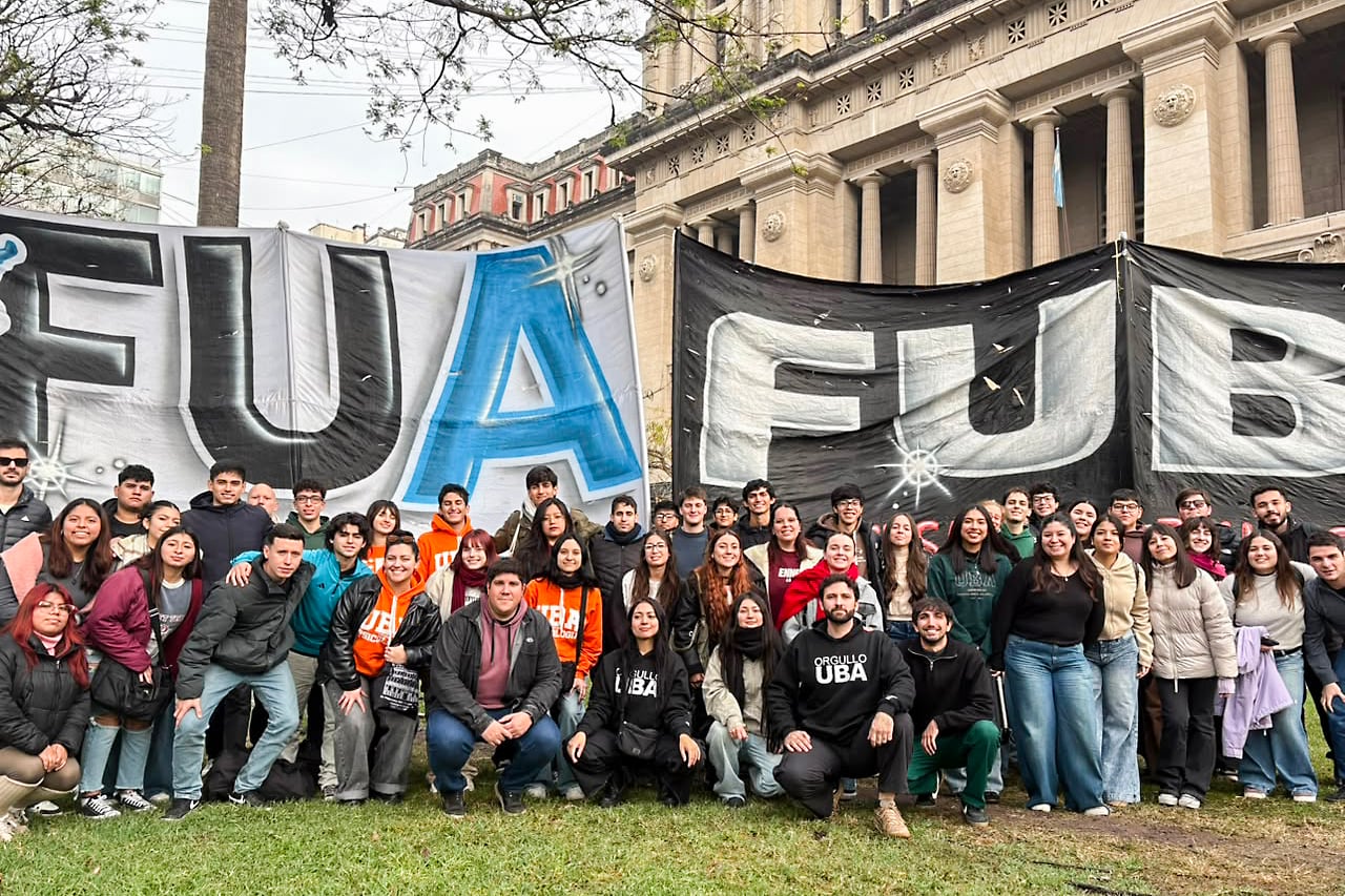 Protesta de docentes y alumnos universitarios frente a tribunales (corte suprema)