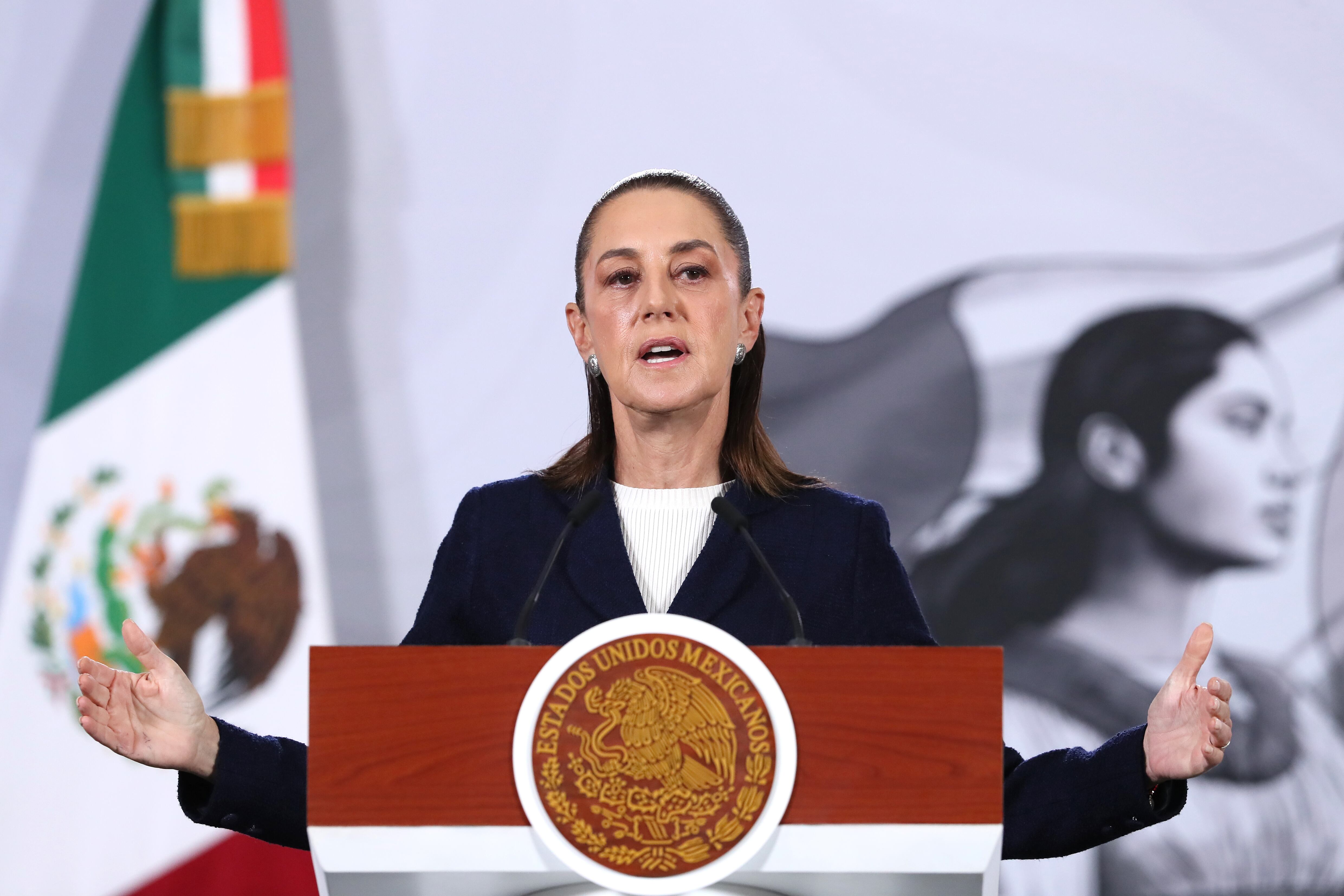 MEX1343. CIUDAD DE MÉXICO (MÉXICO), 15/12/2025.- La presidenta de México, Claudia Sheinbaum, habla durante una rueda de prensa este lunes, en EL Palacio Nacional de Ciudad de México (México). Sheinbaum aseguró que la fortaleza del peso frente al dólar refleja la solidez de la economía nacional y la confianza de los mercados, al tiempo que expresó su expectativa de que la revisión del tratado comercial con Estados Unidos y Canadá en 2026 se desarrolle de manera positiva. EFE/ Mario Guzmán