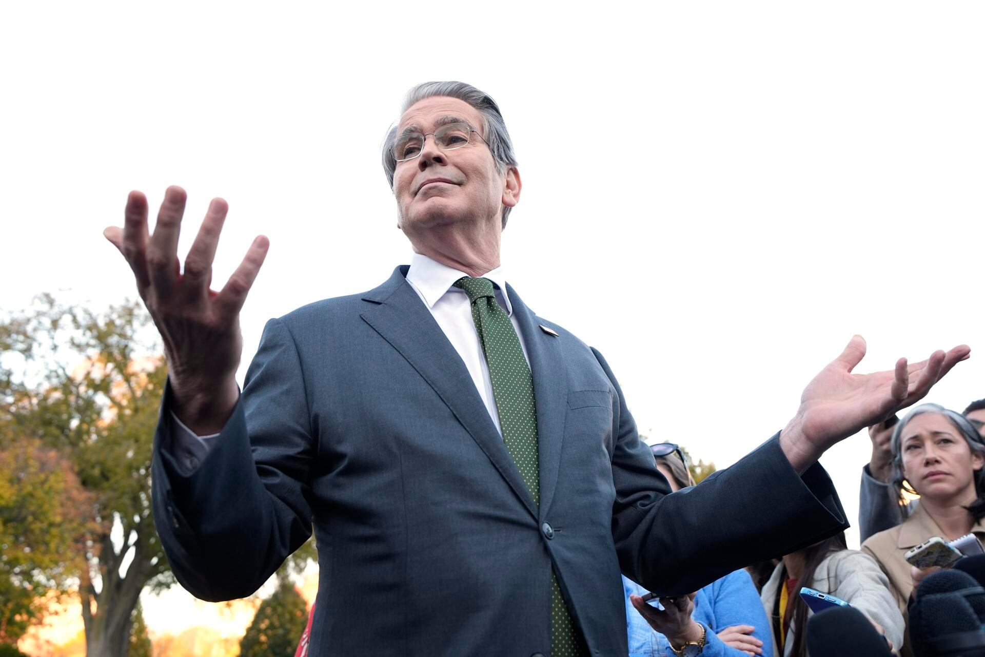 WASHINGTON (United States), 05/11/2025.- US Treasury Secretary Scott Bessent talks to reporters outside the White House in Washington, DC, USA, 05 November 2025. EFE/EPA/YURI GRIPAS / POOL