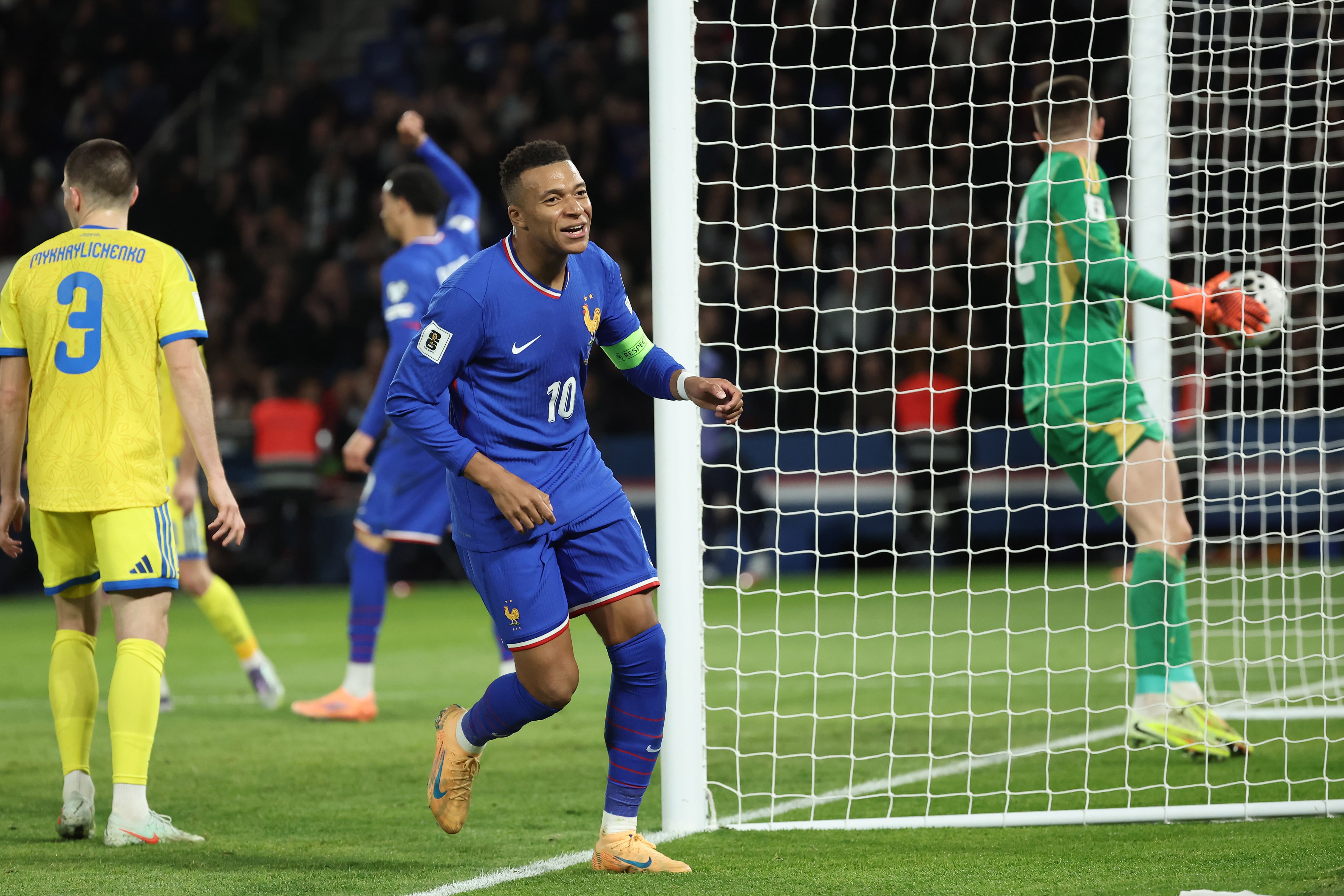 SAINT DENIS (France), 13/11/2025.- France’s Kylian Mbappe (C-L) celebrates scoring the 3-0 goal during the 2026 FIFA World Cup European Qualifiers Group D soccer match between France and Ukraine in Saint Denis, near Paris, France, 13 November 2025. (Mundial de Fútbol, Francia, Ucrania) EFE/EPA/CHRISTOPHE PETIT TESSON