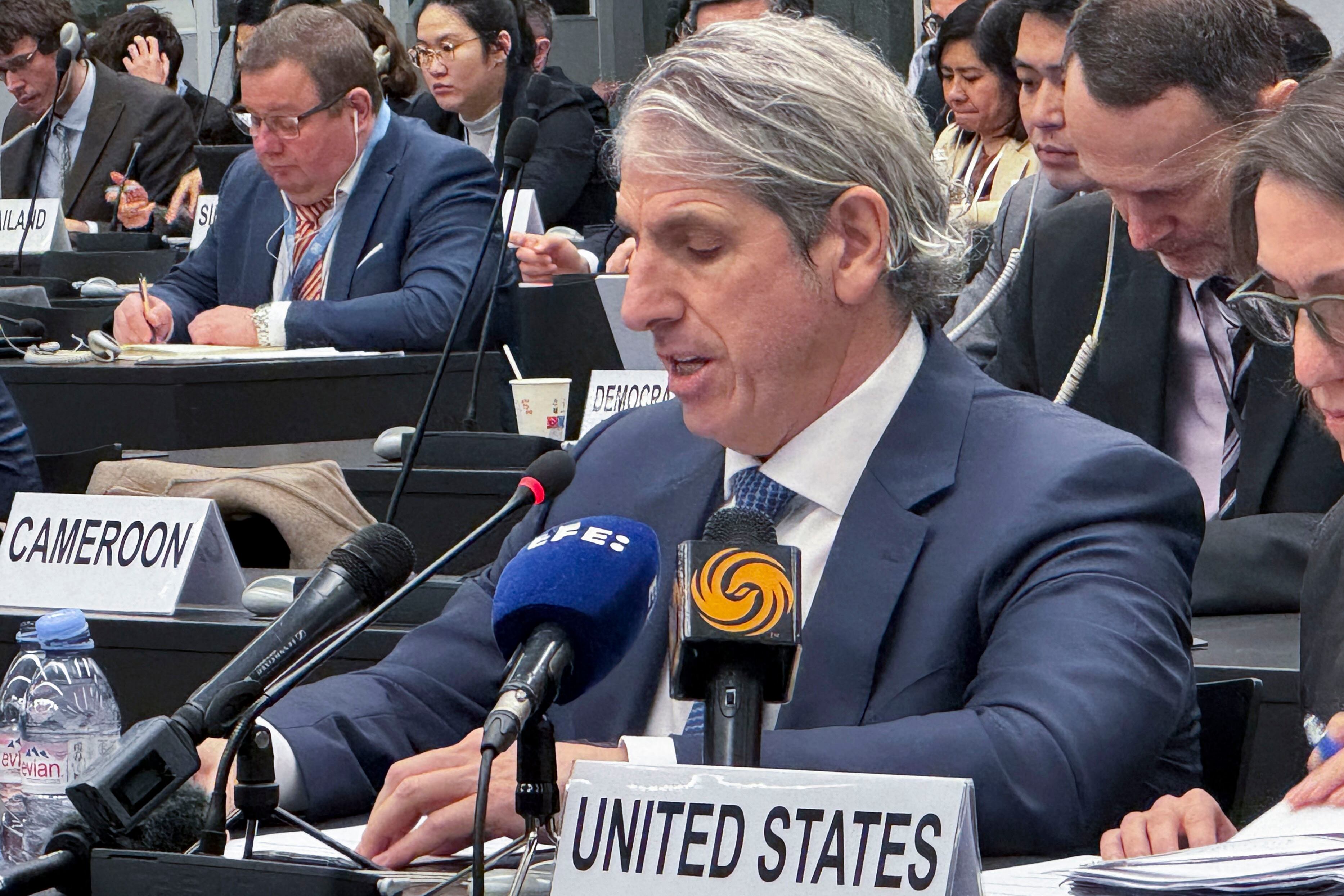GINEBRA, 06/02/2026.- El subsecretario de Estado para el Control de Armamento del Gobierno estadounidense, Thomas DiNanno, interviene en la Conferencia de Desarme de la ONU, la única instancia que existe a nivel mundial que reúne a los países en torno a este objetivo, este viernes en Ginebra. Estados Unidos acusó este viernes a China de haber realizado "una acumulación masiva y deliberada" de armas nucleares y que persigue tener un arsenal similar al suyo o al de Rusia. EFE/Antonio Broto