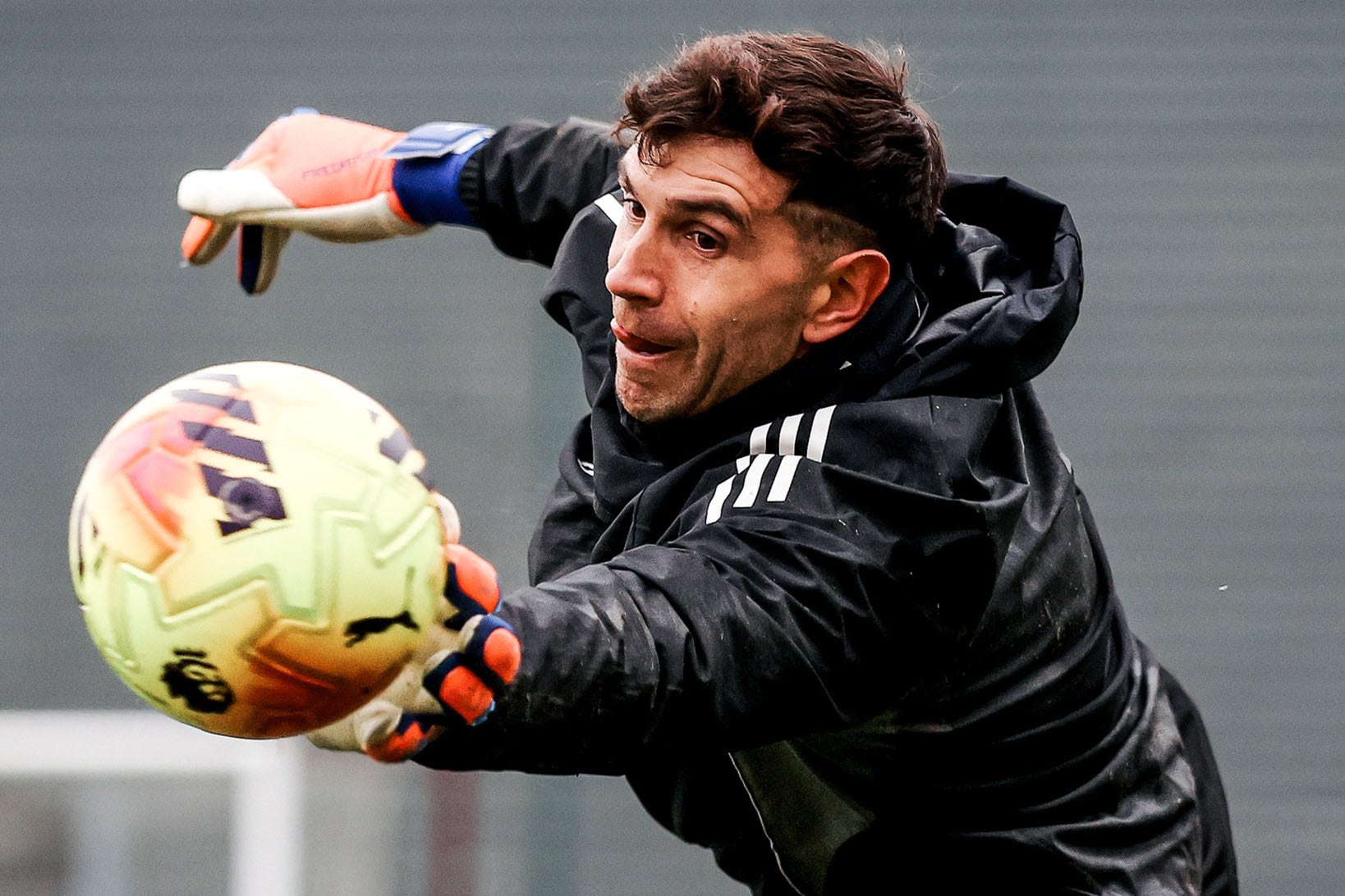 FOTO PRENSA ASTON VILLA  
   inglaterra   saton villa   emiliano  dibu  martinez