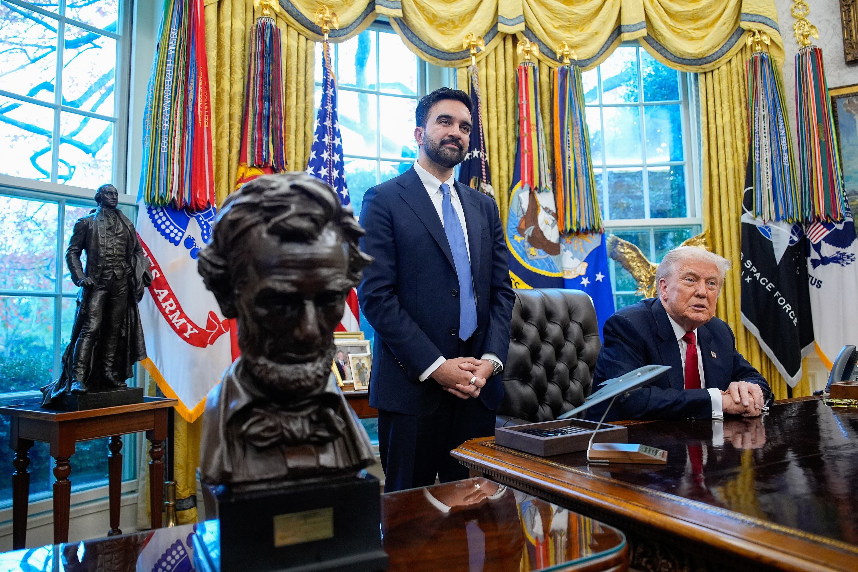 US President Donald Trump (R) meets with New York City mayor-elect Zohran Mamdani (L)