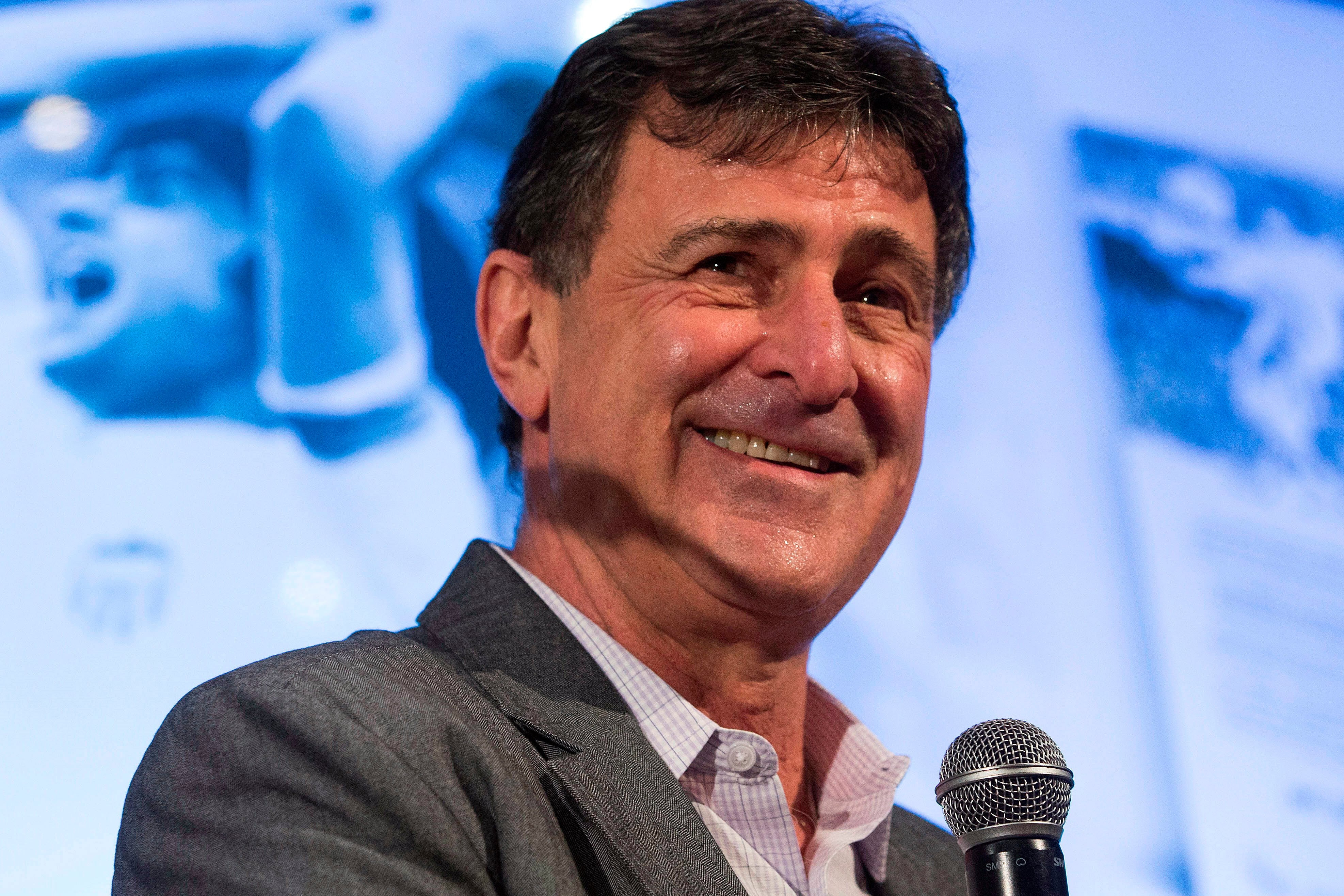 GRAFCVA3194. VALENCIA, 20/03/2019.- El exjugador el Valencia CF, Mario Alberto Kempes, durante la presentación de su libro "Mi autografía", este miércoles en el estadio de Mestalla, en Valencia. EFE/Miguel Ángel Polo