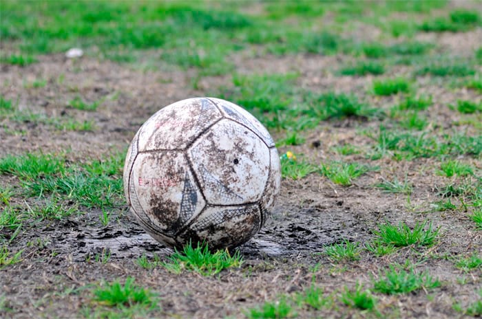 pelota de futbol potrero