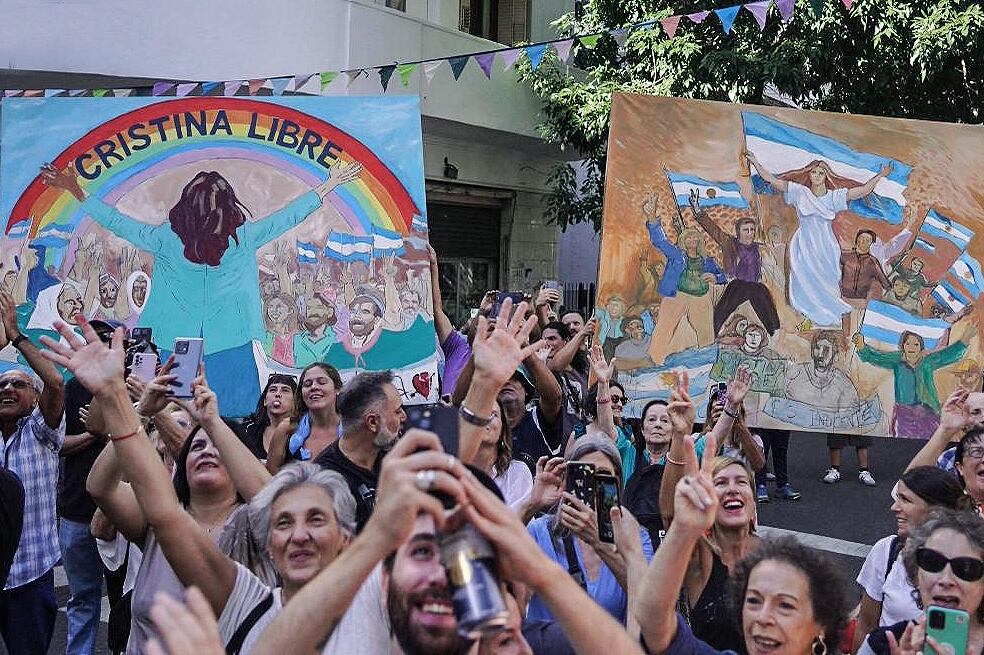 Artistas frente al departamento de Cristina Kirchner