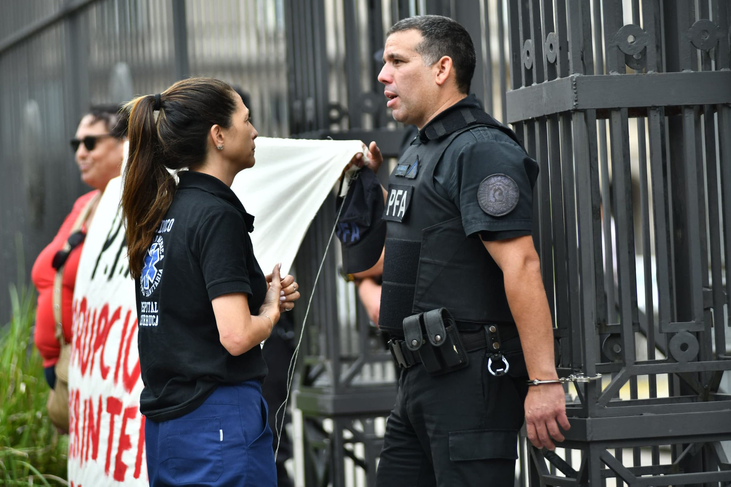 NOTICIAS ARGENTINAS BAIRES FEBRERO 4: El Cabo Miguel Montiel de la PFA se "esposo" hoy a la reja de la Casa Rosada, por un reclamo salarial y adicionales.
Autor: JUAN VARGAS/NA