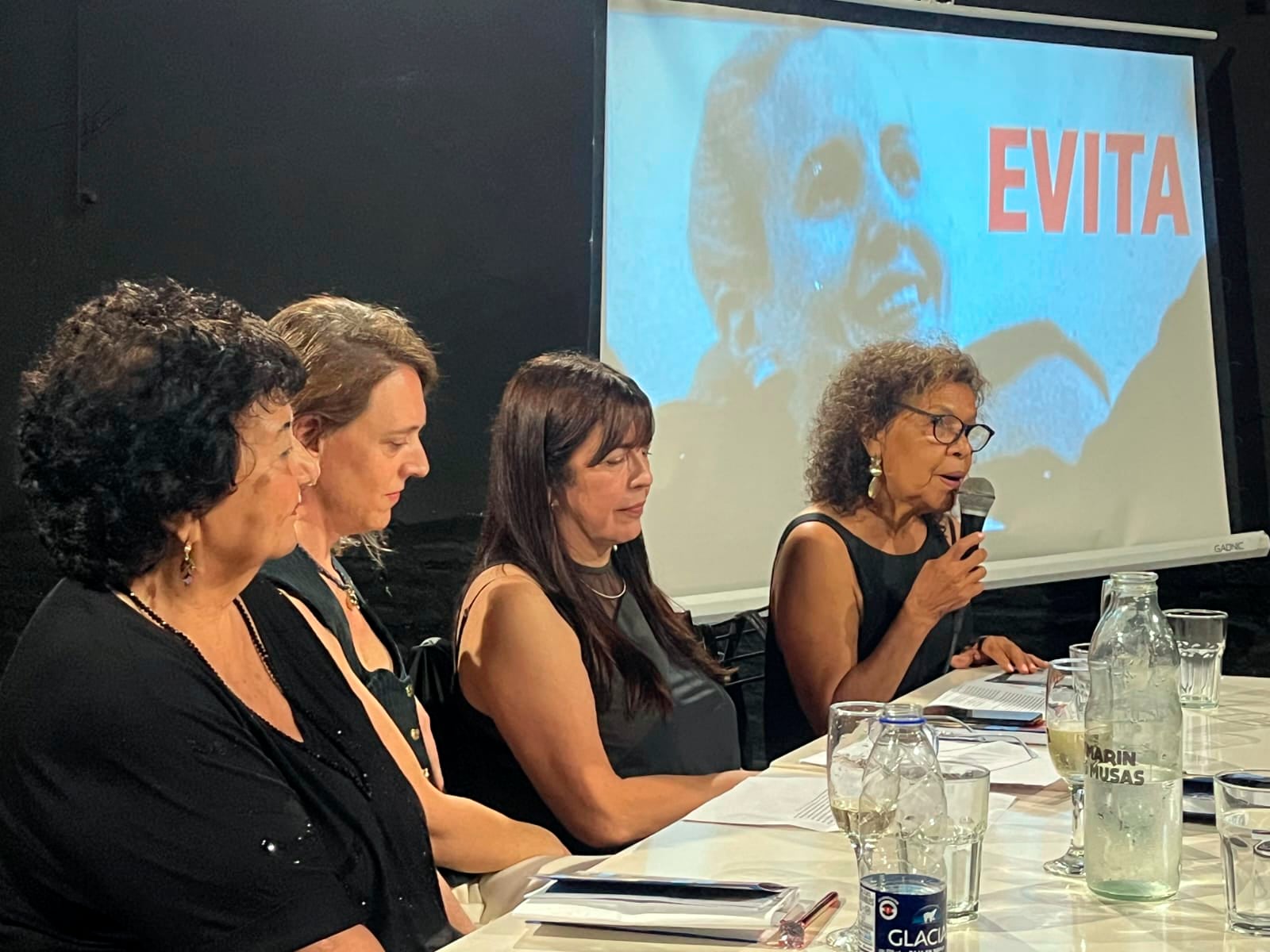 Elvira Martorell presentación libro Evita y el cine junto a Dora Barrancos historiadora, Laura Fiorita máster en feminismos jurídicos, Susana Varela actriz.
