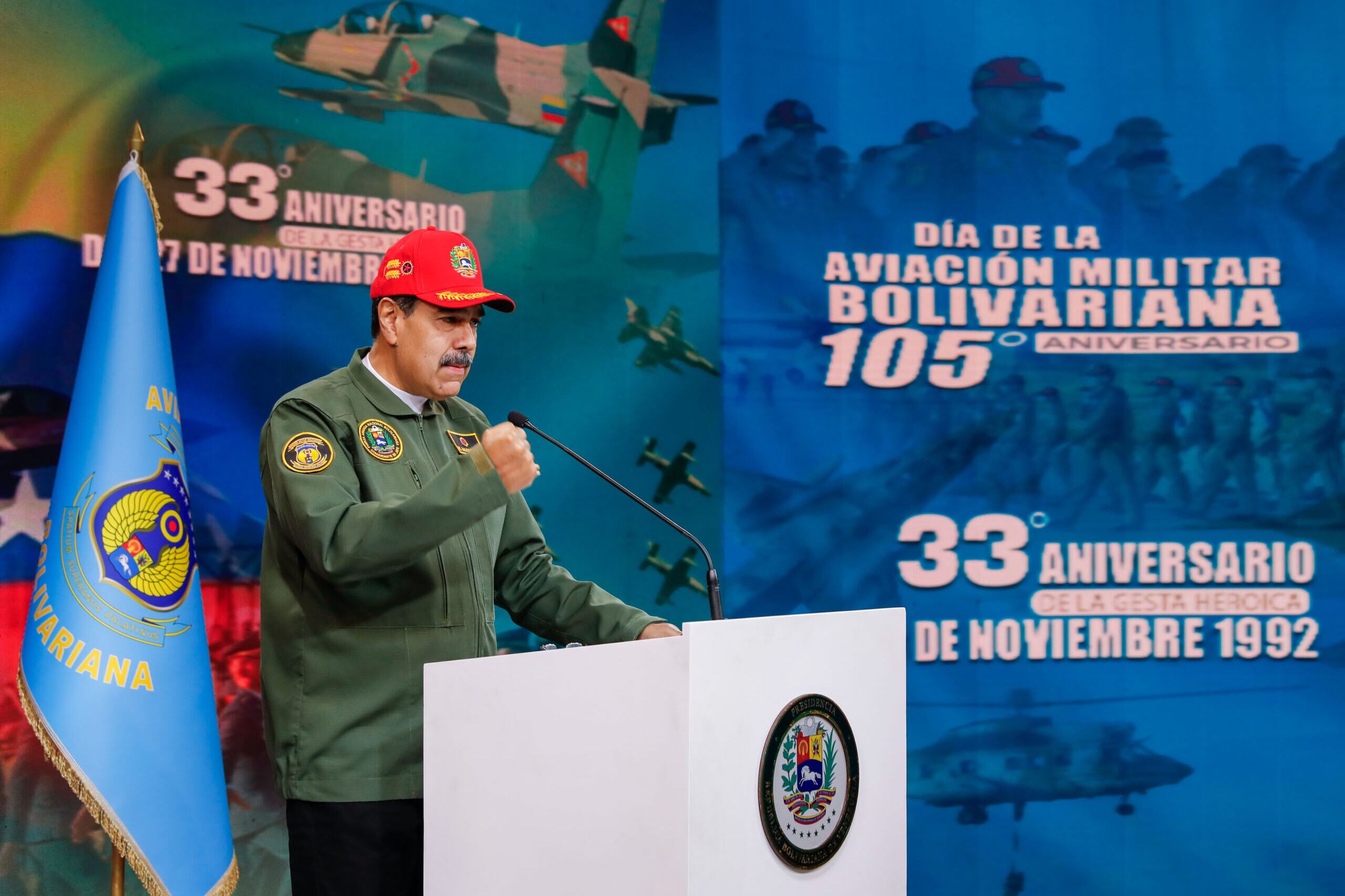 AME3440. CARACAS (VENEZUELA), 27/11/2025.- Fotografía cedida por el Palacio de Miraflores del presidente de Venezuela, Nicolás Maduro, en un acto por el 105 aniversario de la Aviación Militar Bolivariana, en Caracas (Venezuela). Maduro dijo confiado en la victoria en caso de que su país se declare como "república en armas", en un contexto marcado por la tensión con EE.UU. EFE/ Palacio de Miraflores /SOLO USO EDITORIAL/ SOLO DISPONIBLE PARA ILUSTRAR LA NOTICIA QUE ACOMPAÑA (CRÉDITO OBLIGATORIO)
