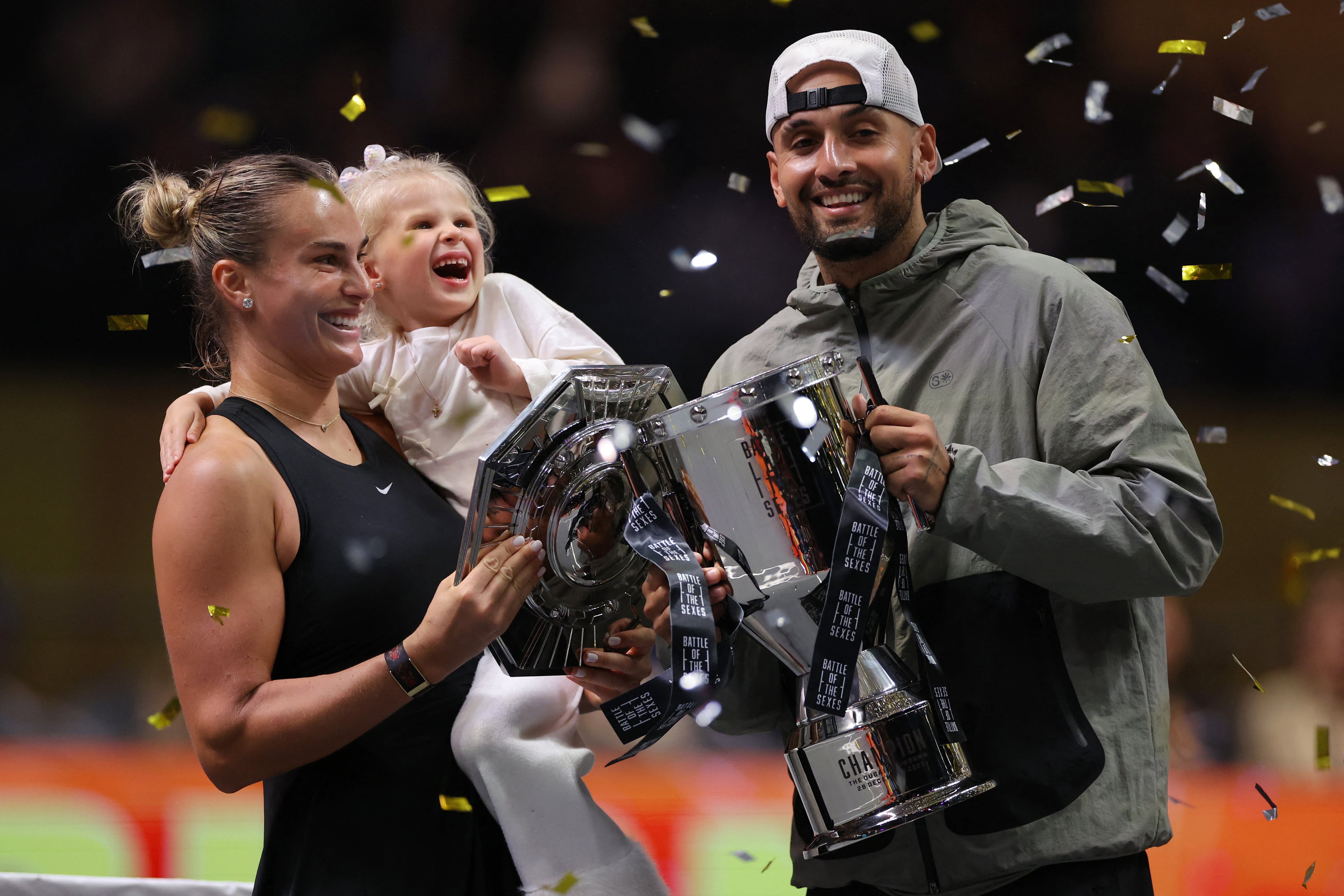 DUBAI (United Arab Emirates), 28/12/2025.- (L-R) Aryna Sabalenka of Belarus, her goddaugther Nicole, and Nick Kyrgios of Australia pose after the 'Battle of the Sexes' exhibition match in Dubai, United Arab Emirates, 28 December 2025. (Tenis, Bielorrusia, Emiratos Árabes Unidos) EFE/EPA/Amr Alfiky / POOL