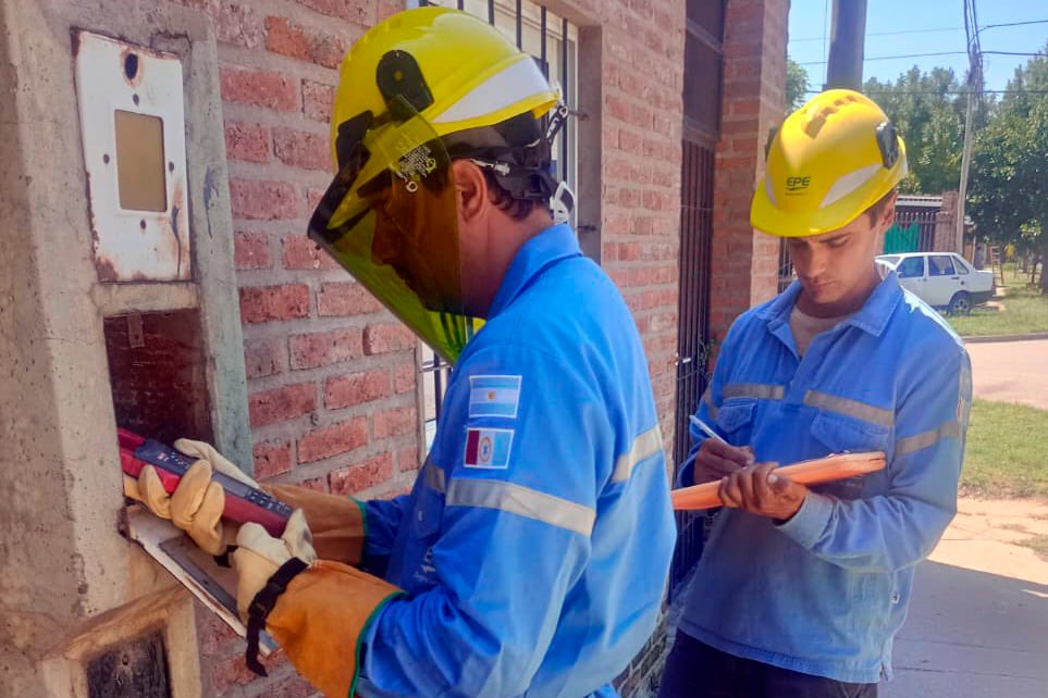 trabajadores empresa provincial de energía inspeccionan medidor de consumo eléctrico