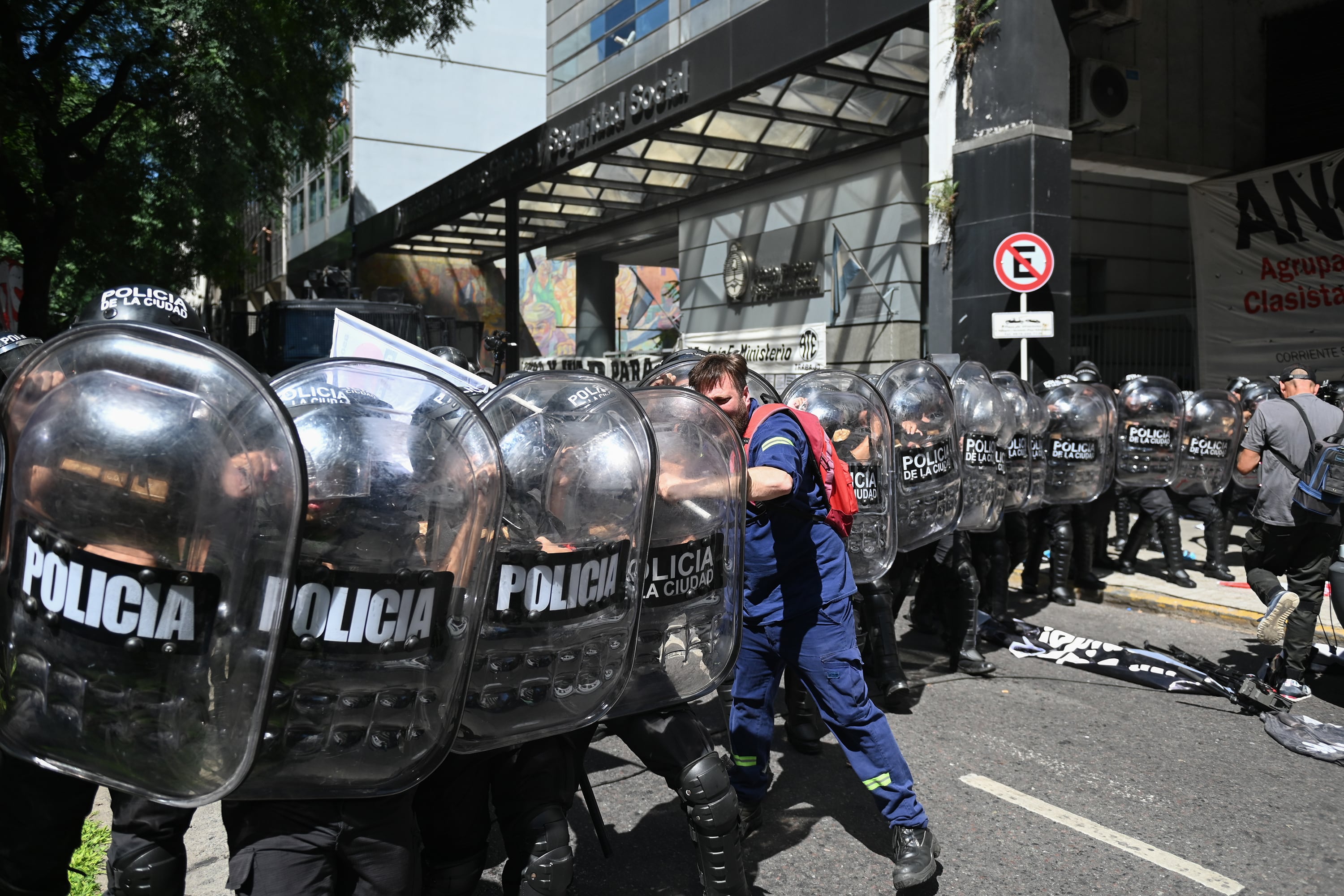 AME450. BUENOS AIRES (ARGENTINA), 04/03/2026.- Una persona se enfrenta con integrantes de la Policía de Argentina durante una manifestación de exempleados de la fábrica de neumáticos FATE este miércoles
