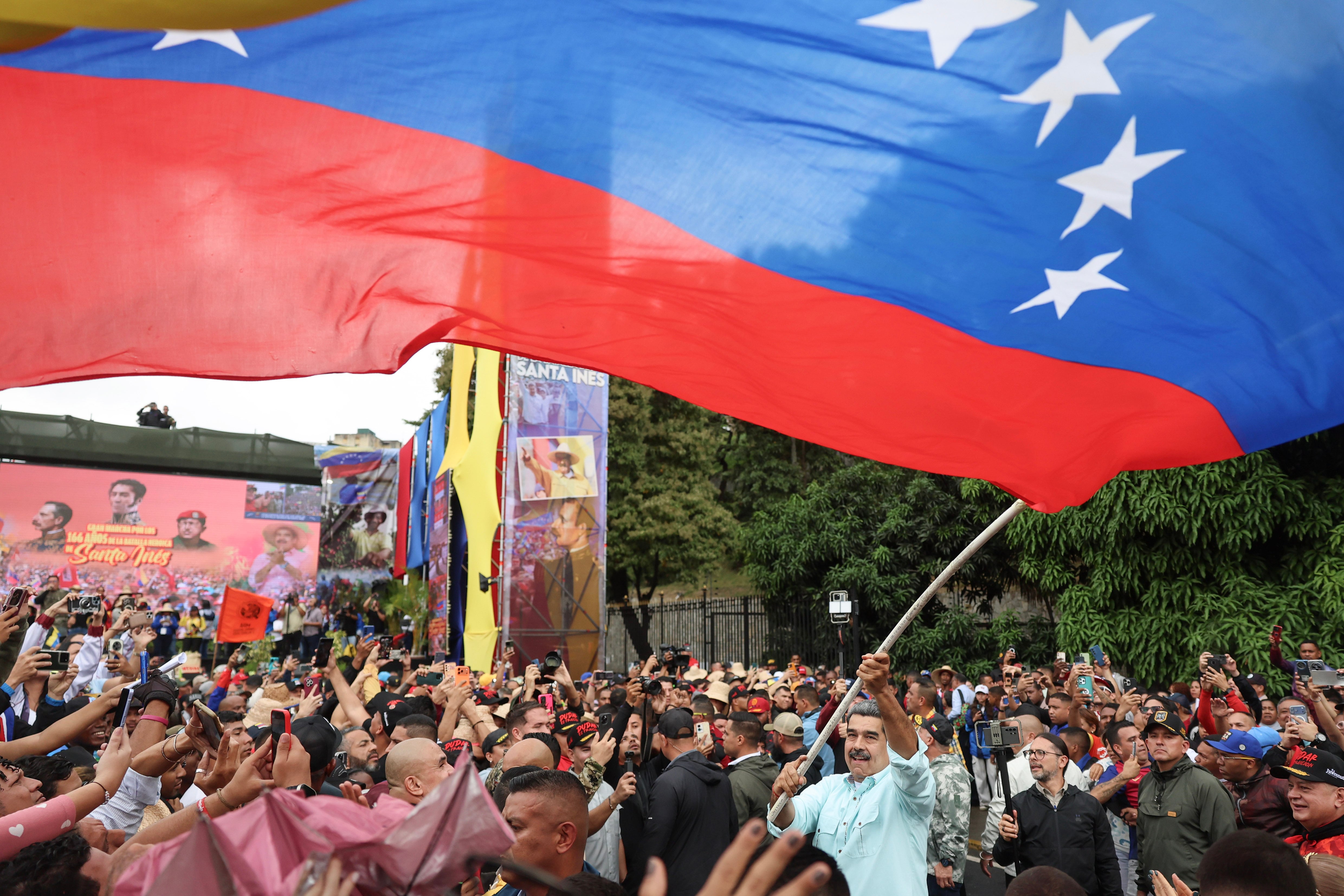 AME7285. CARACAS (VENEZUELA), 10/12/2025.- El presidente de Venezuela, Nicolás Maduro, agita una bandera de Venezuela durante una marcha este miércoles, en Caracas (Venezuela). EFE/ Miguel Gutiérrez