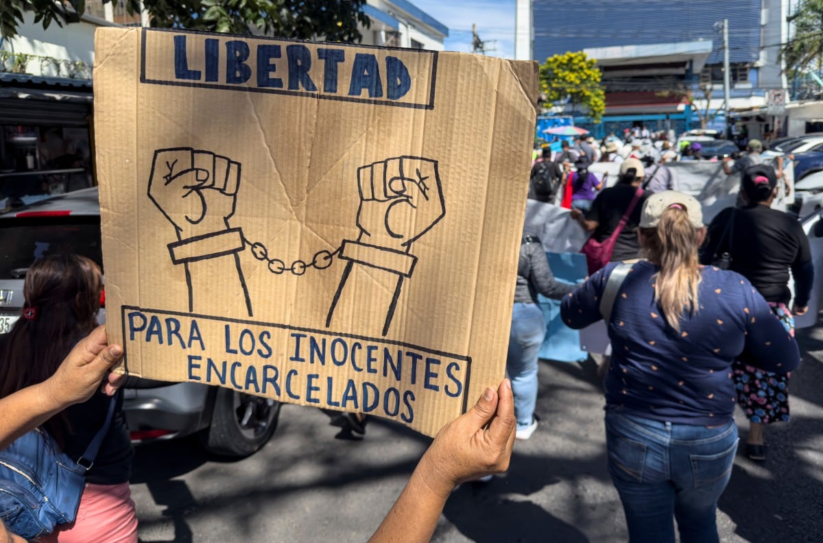 Manifestantes piden libertad para todos los inocentes encarcelados por el régimen de Bukele.