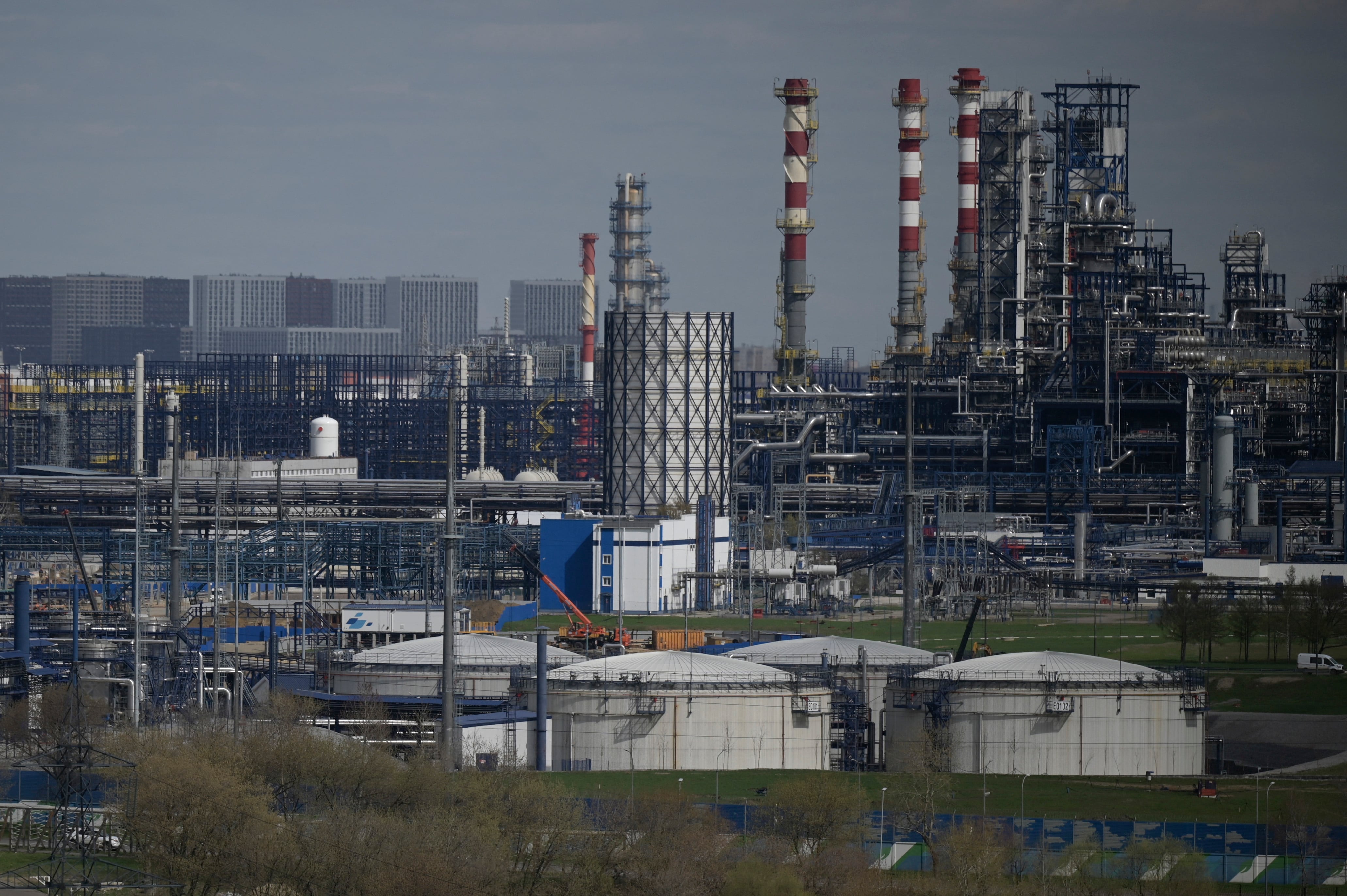 A view shows the Russian oil producer Gazprom Neft's Moscow oil refinery on the south-eastern outskirts of Moscow on April 28, 2022. (Photo by Natalia KOLESNIKOVA / AFP)