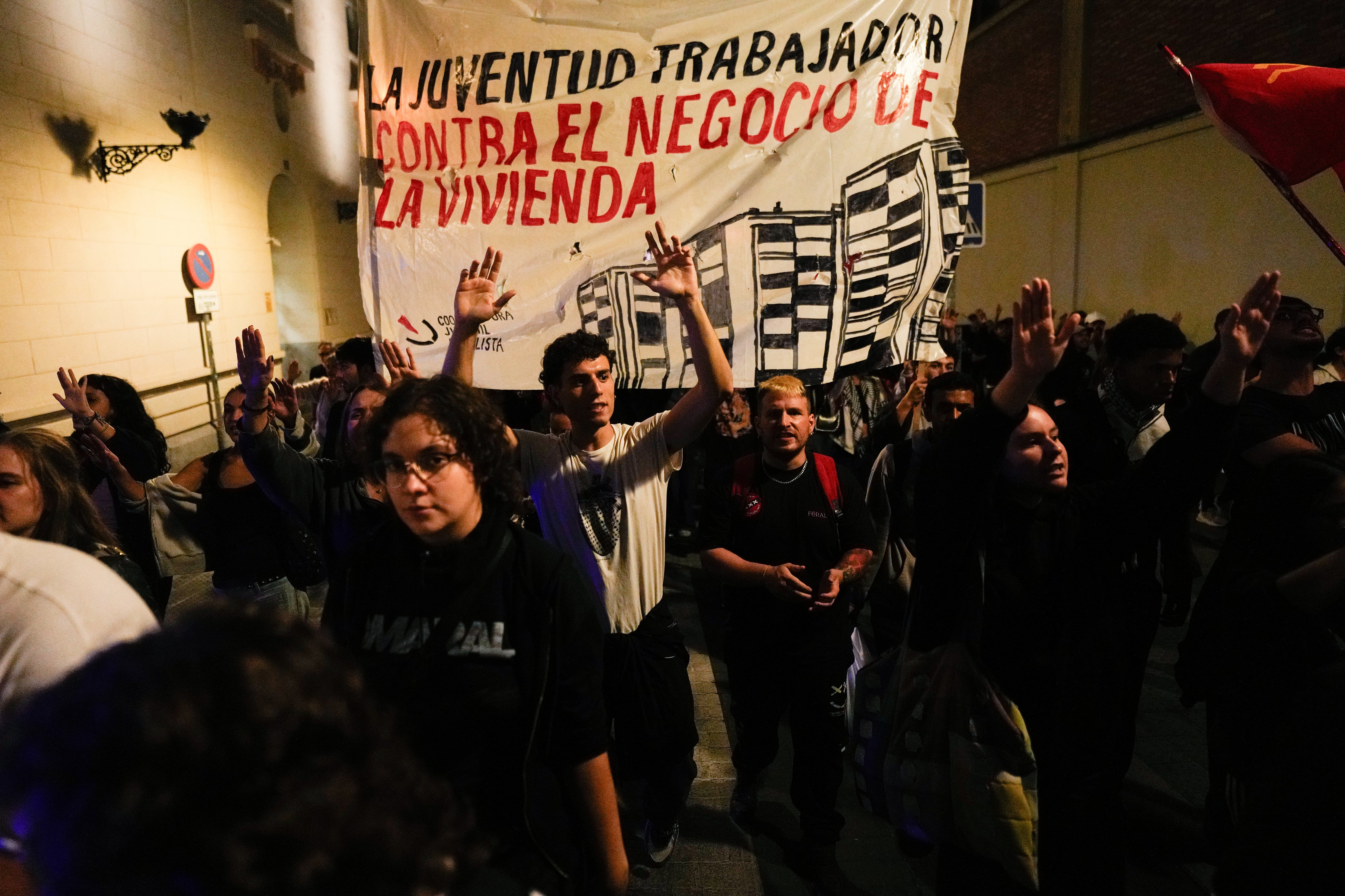 MADRID, 02/10/2026.- Un momento de la manifestación que recorre este viernes las calles de Madrid desde la Puerta del Sol hasta el Congreso de los Diputados en protesta por el rechazo en votación de los dos decretos sobre vivienda. EFE / Borja Sánchez-Trillo.