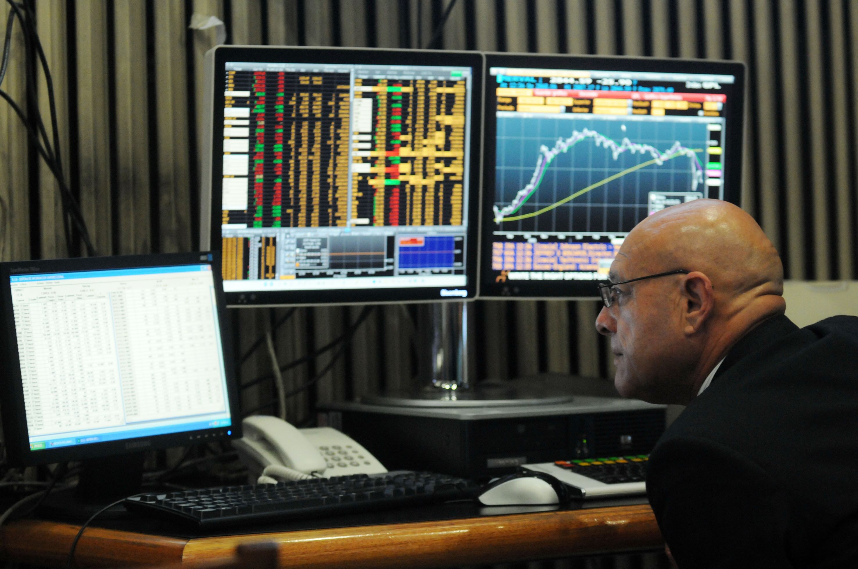 zzzznacp2
NOTICIAS ARGENTINAS BAIRES, AGOSTO 24: (ARCHIVO) Las acciones líderes de la
Bolsa de Comercio local se hundieron hoy 6,30% en otra jornada de
pesadilla para los mercados bursátiles internacionales, ante
crecientes temores por la economía china y sus posibles efectos
adversos.
Foto NA: JUAN VARGASzzzz