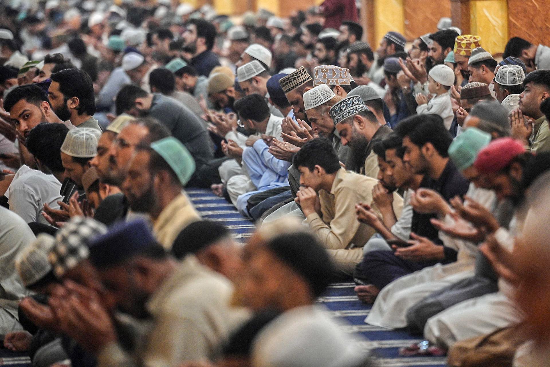 8/02/2026.- Muslim devotees offer evening prayers known as 'Tarawih' marking the start of the holy fasting month of Ramadan in Karachi, Pakistan, 18 February 2026. The Muslims' holy month of Ramadan, which start this year on 19 February in Pakistan, is the ninth month in the Islamic calendar, and it is believed that the revelation of the first verse in the Koran was during its last 10 nights. Muslims around the world celebrate the holy month of Ramadan by praying during the nighttime and abstaining from eating, drinking, and sexual acts during the period between sunrise and sunset. EFE/EPA/