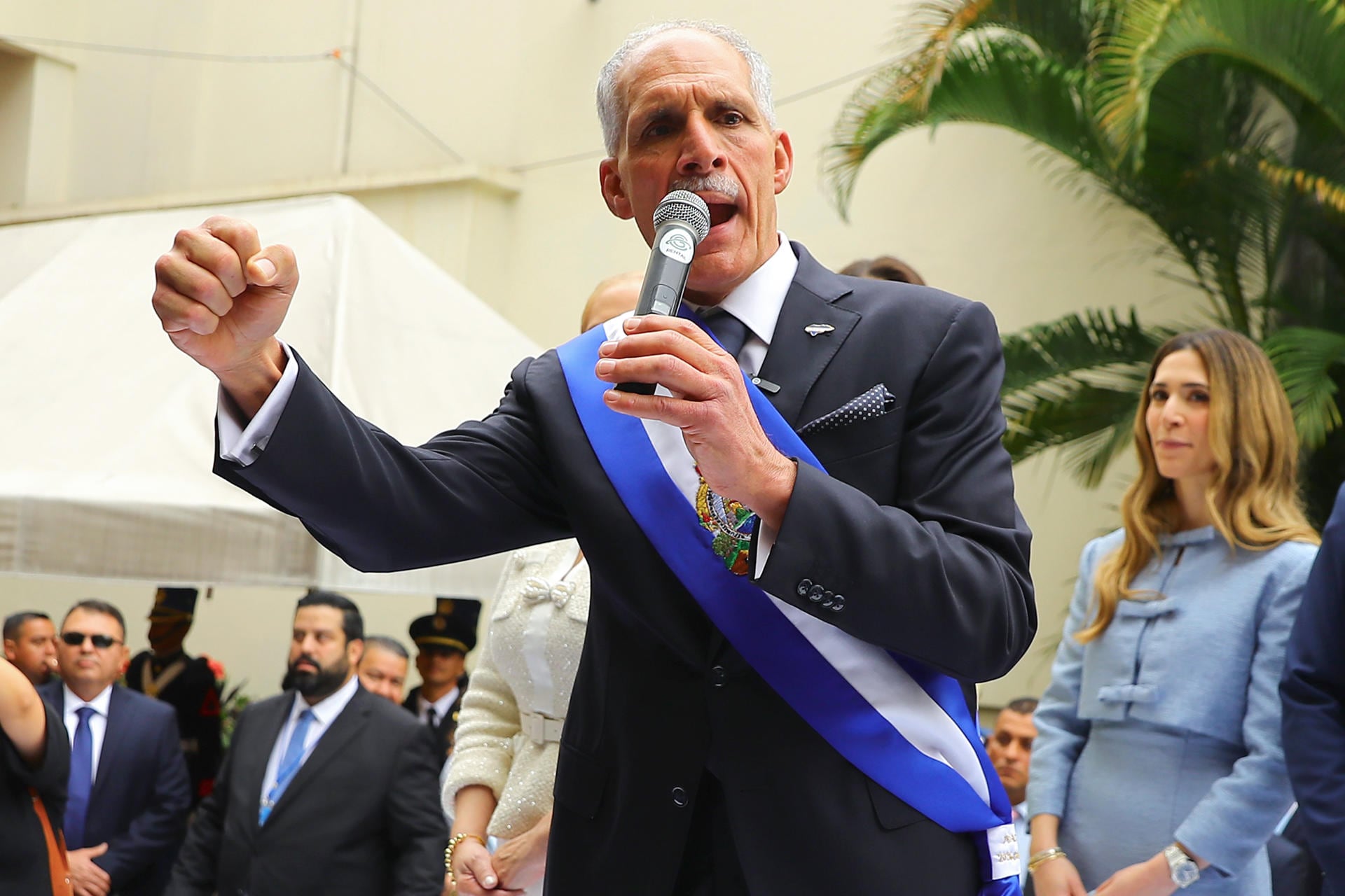 TEGUCIGALPA (HONDURAS), 27/01/2026.- El presidente de Honduras, Nasry 'Tito' Asfura, habla luego de su investidura este martes, en Tegucigalpa (Honduras). Asfura le prometió a sus compatriotas, al asumir su mandato, que no les fallará y que, con su Administración, todos estarán bien. EFE/ Gustavo Amador