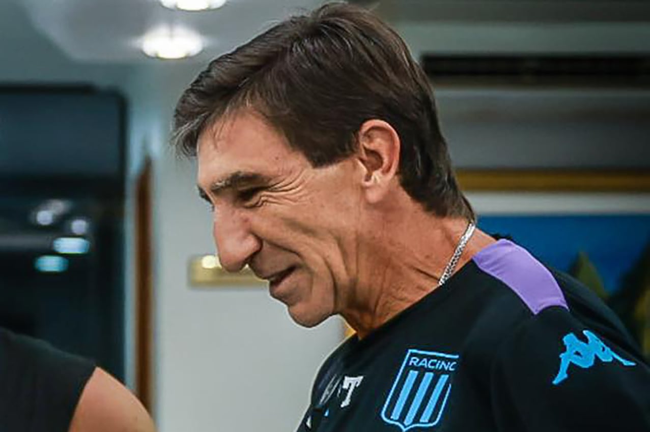 FOTO PRENSA RACING 
    racing  gustavo costas