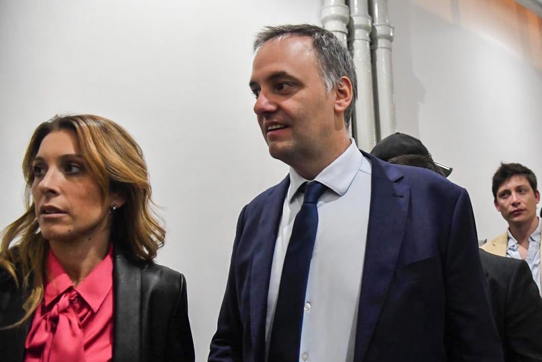 Adorni y su esposa Bettina Angeletti